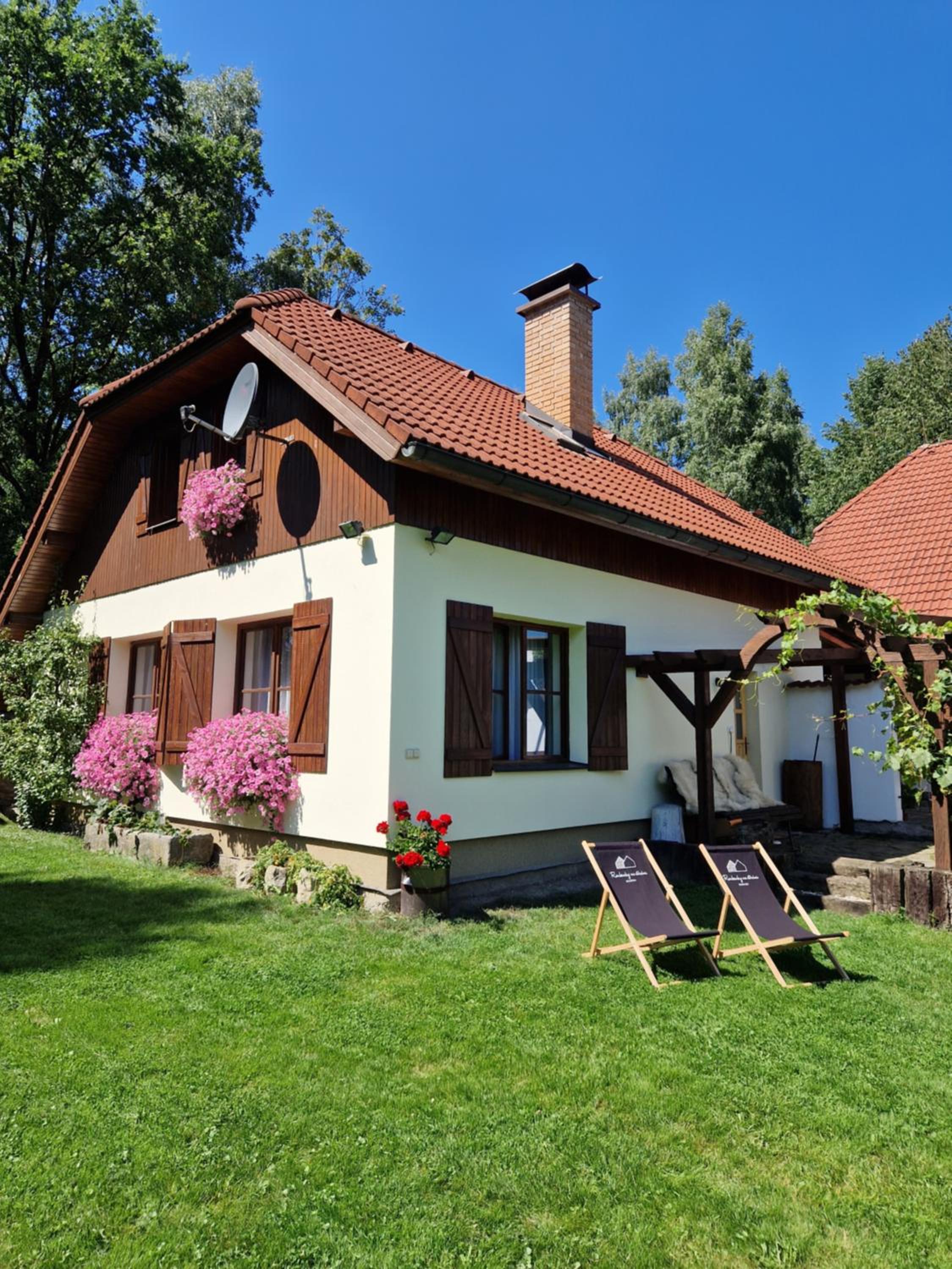 Chaloupka u řeky