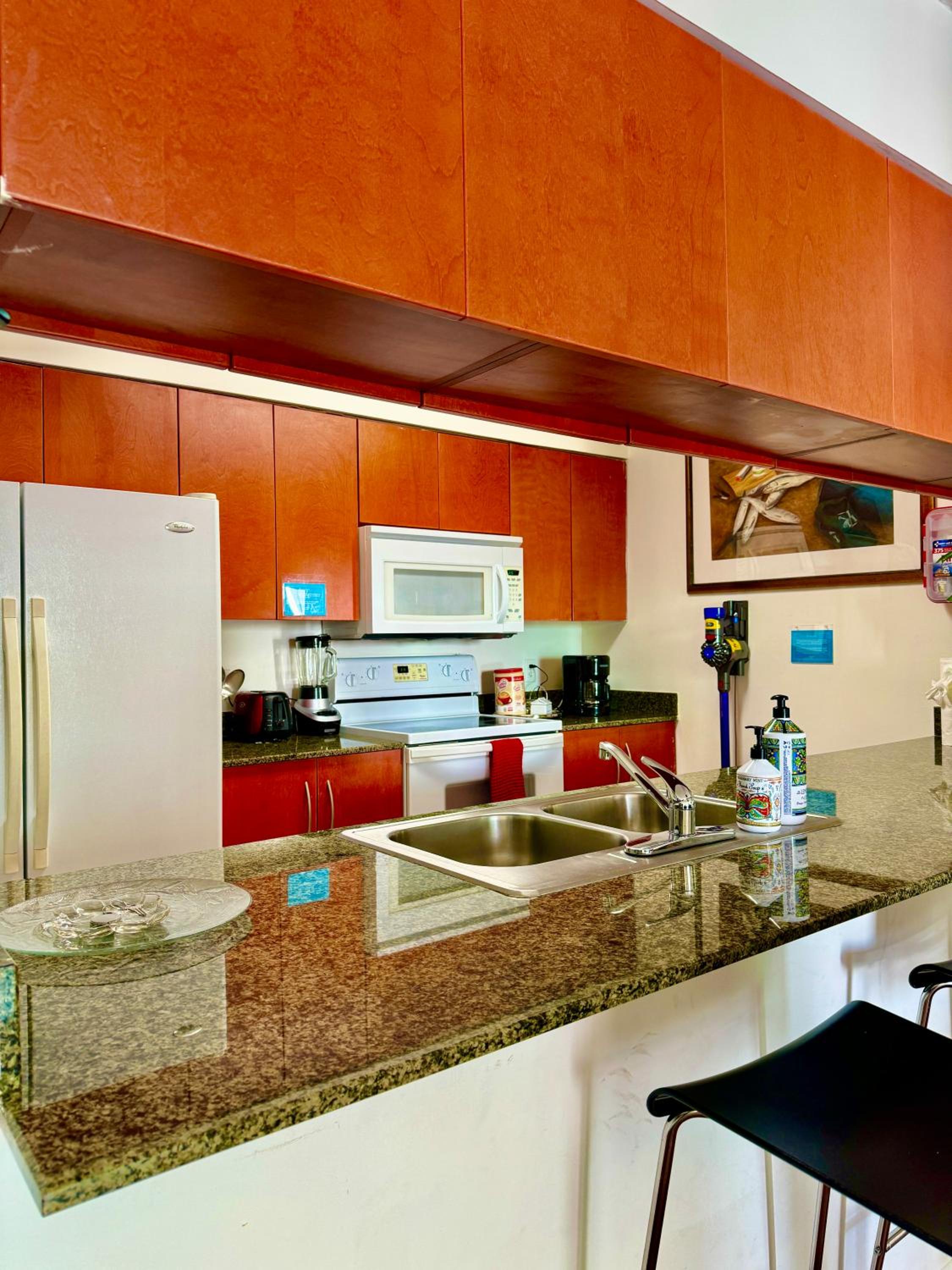 Brickell Apt with Bay Views, Pool, Free Parking