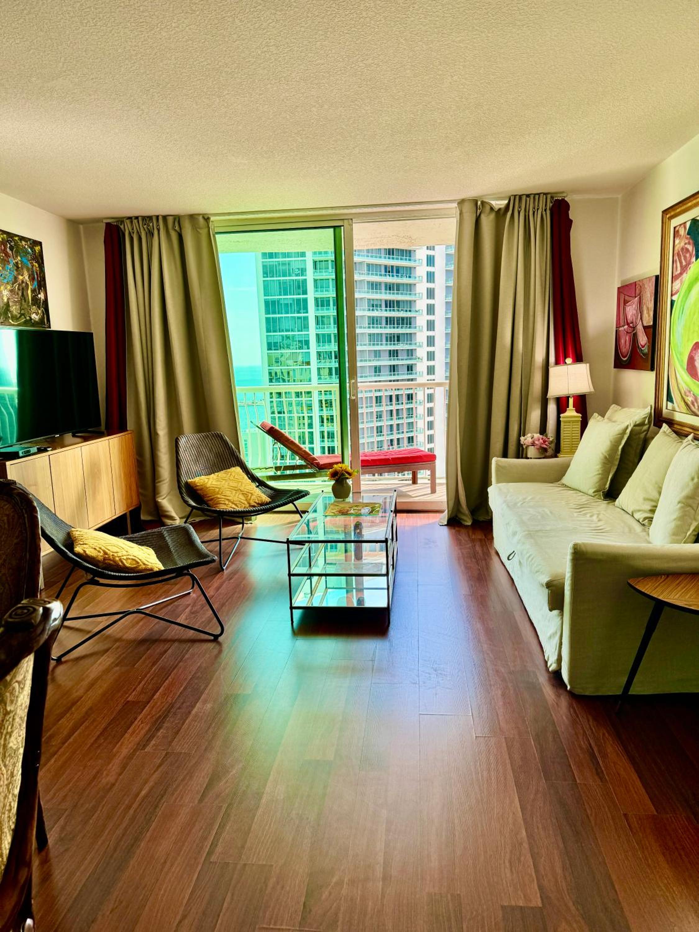 Brickell Apt with Bay Views, Pool, Free Parking