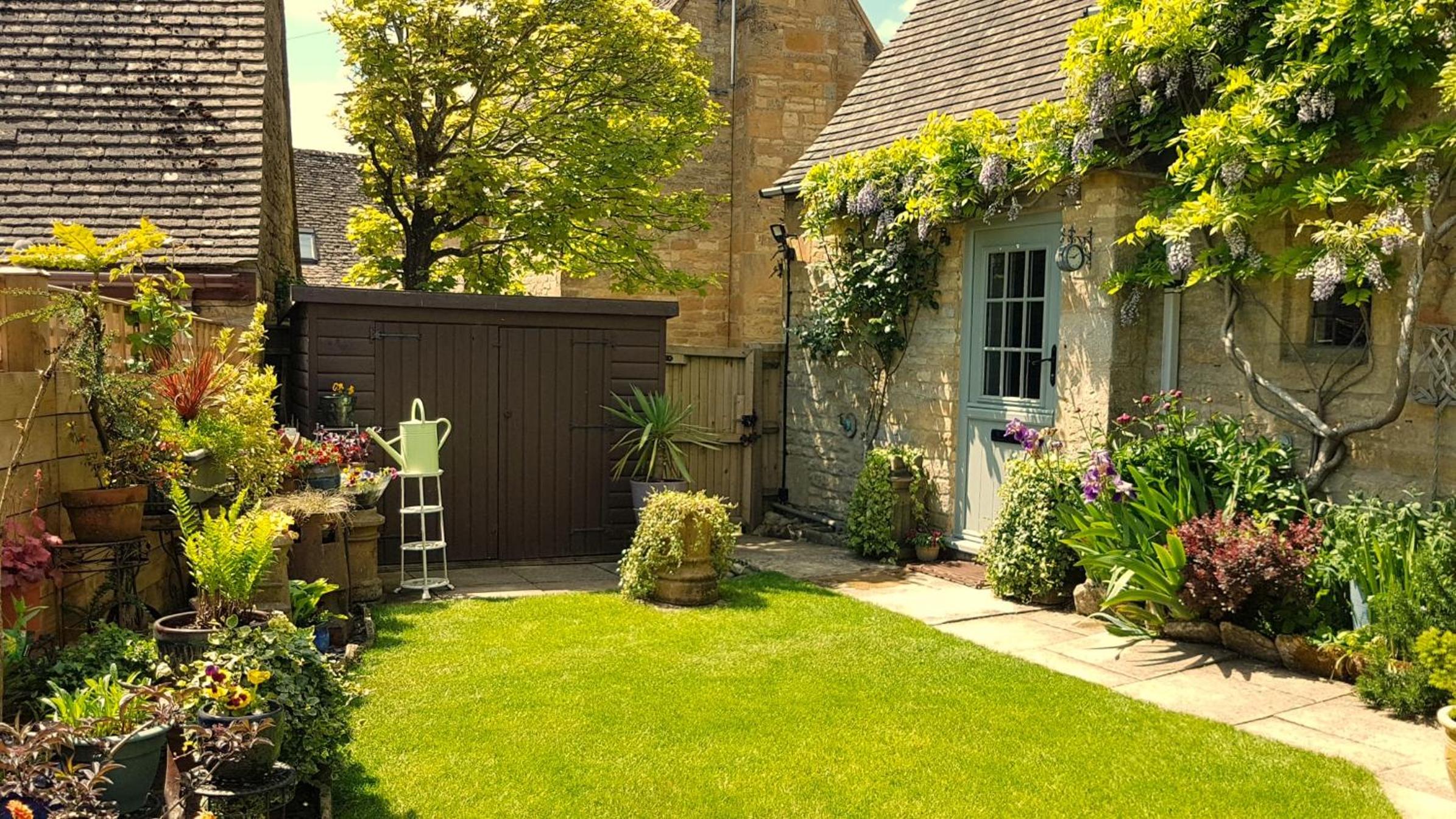 Graziers Cottage - character Cotswold cottage with inglenook, parking and pub nearby