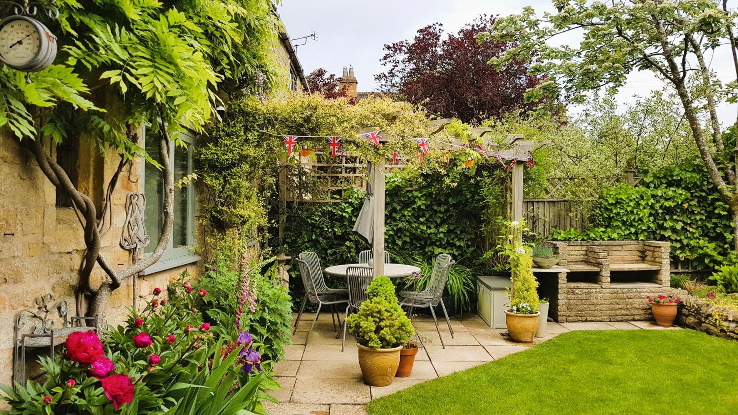 Graziers Cottage - character Cotswold cottage with inglenook, parking and pub nearby
