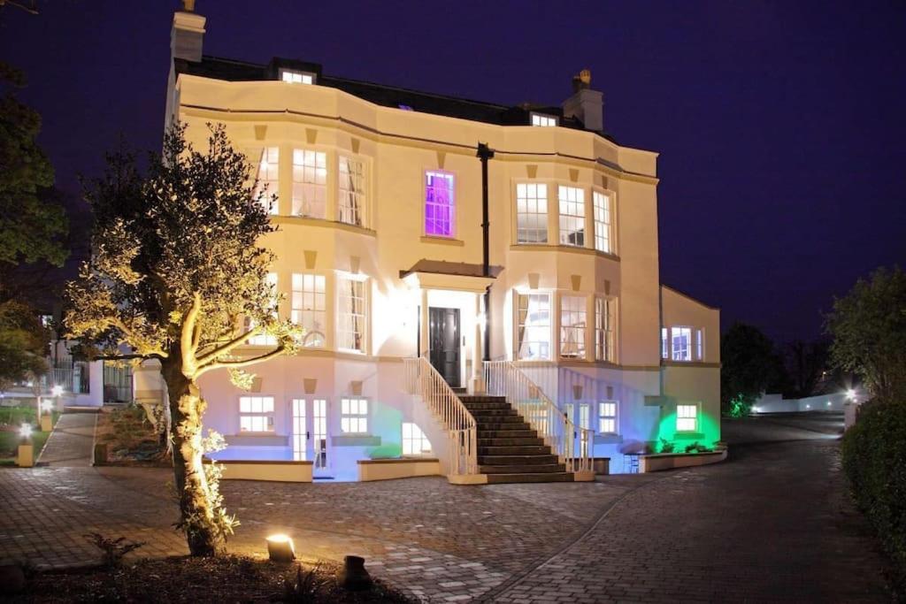Exceptional Two-Bedroom Accommodation in Central Whitby with Parking and Stunning Views