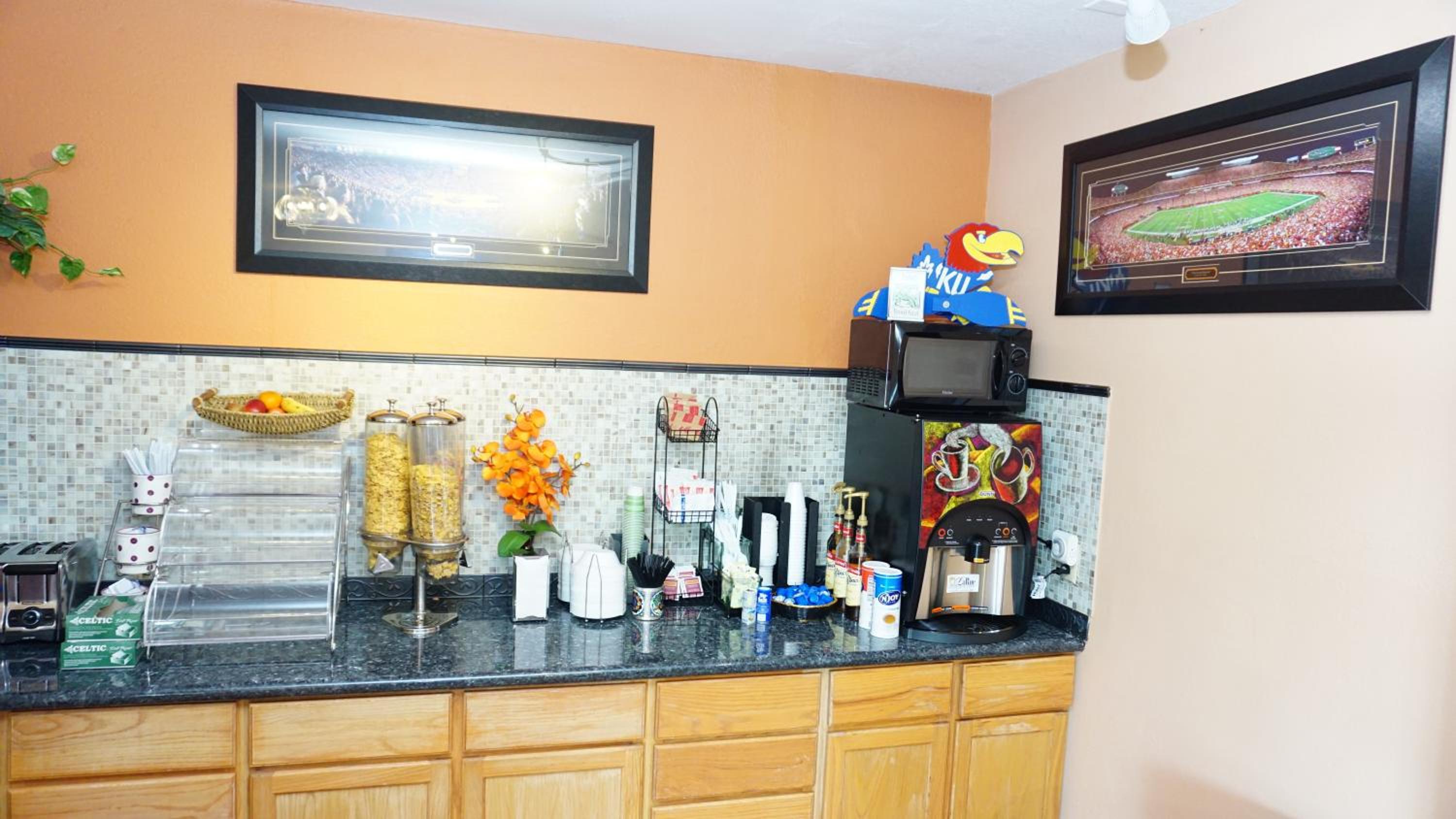 Lawrence Vacations - Virginia Inn - Property Image 21