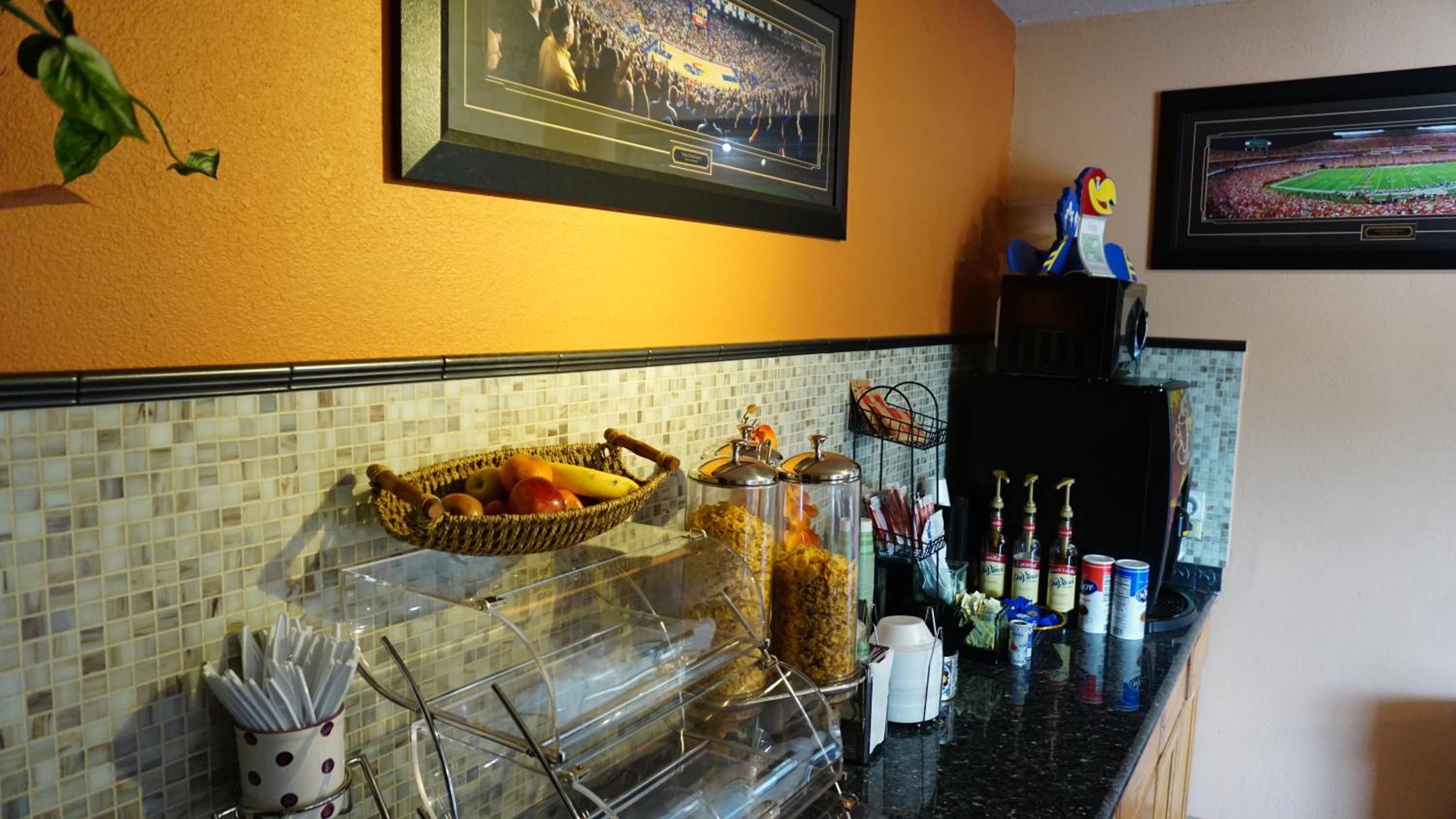 Lawrence Vacations - Virginia Inn - Property Image 25