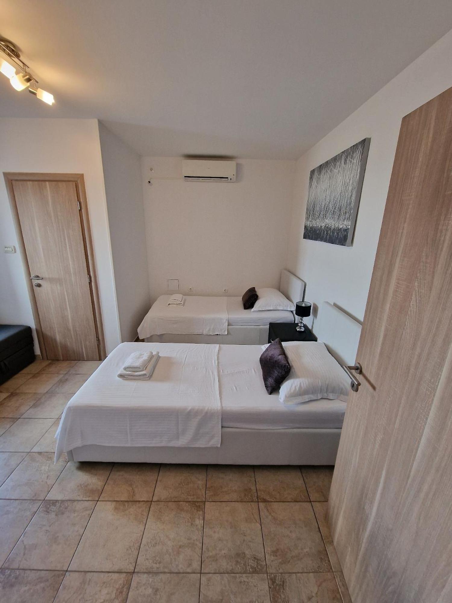 Villa Mihaela with private pool, jacuzzi and free secure parking