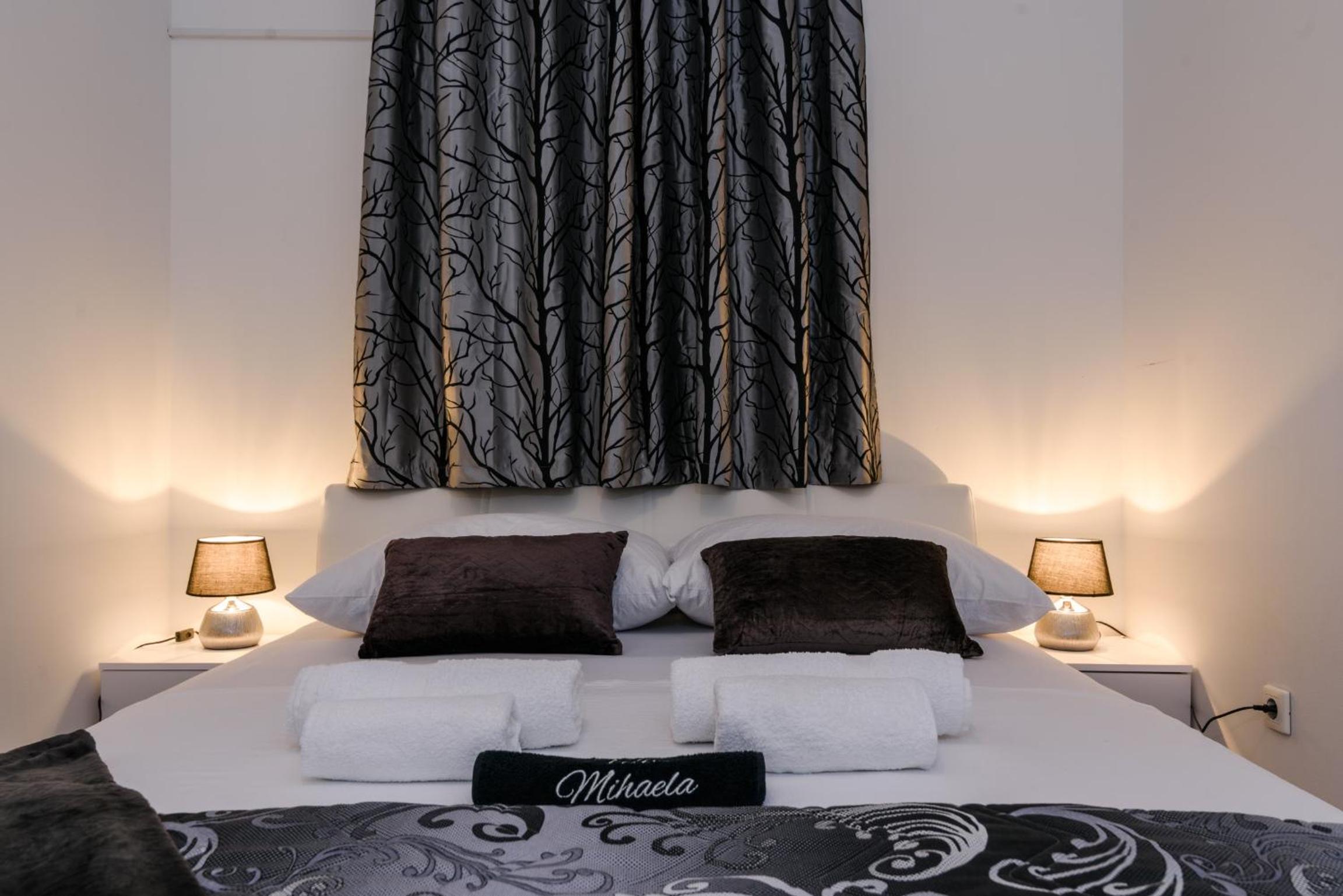 Villa Mihaela with private pool, jacuzzi and free secure parking