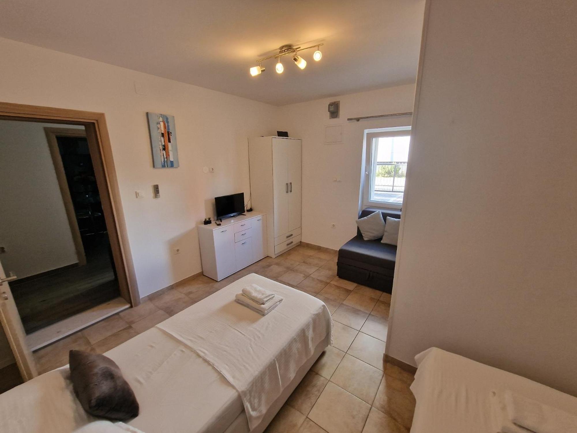 Villa Mihaela with private pool, jacuzzi and free secure parking
