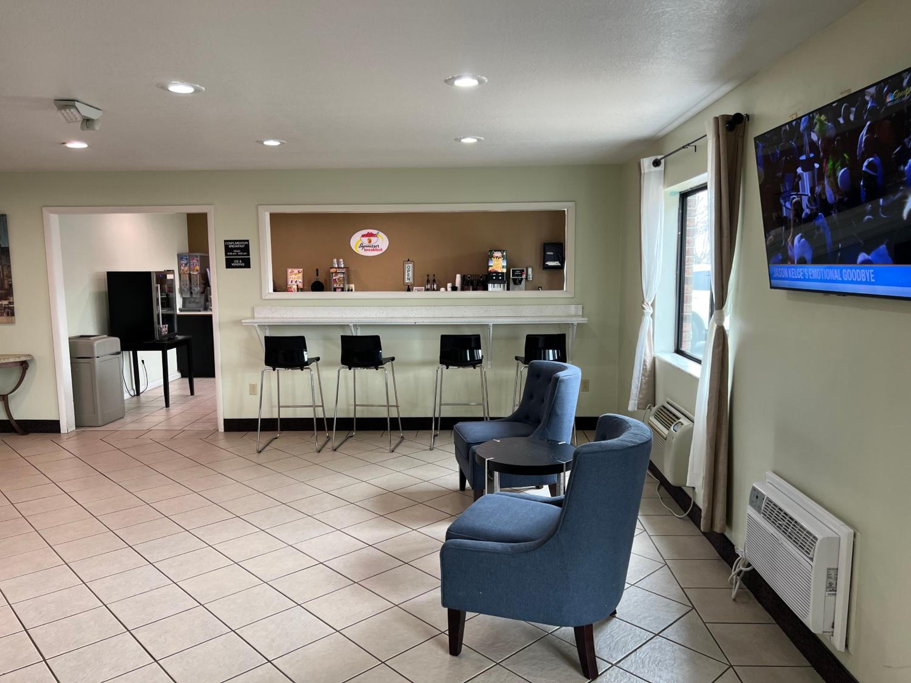 Farmington Vacations - Super 8 by Wyndham Farmington - Property Image 4