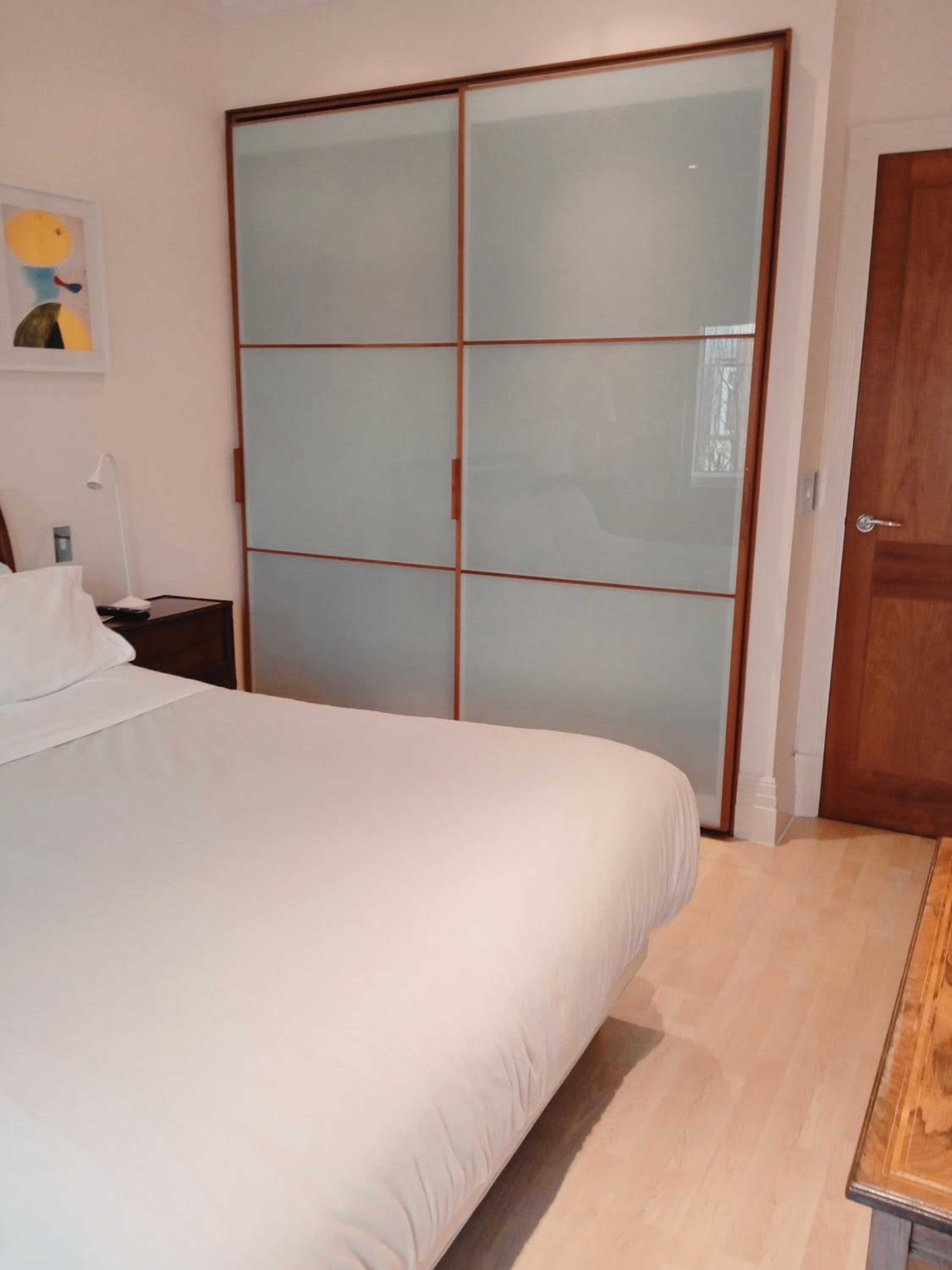 Beautiful apartment in Kew, Richmond London with Free Underground Parking Balcony