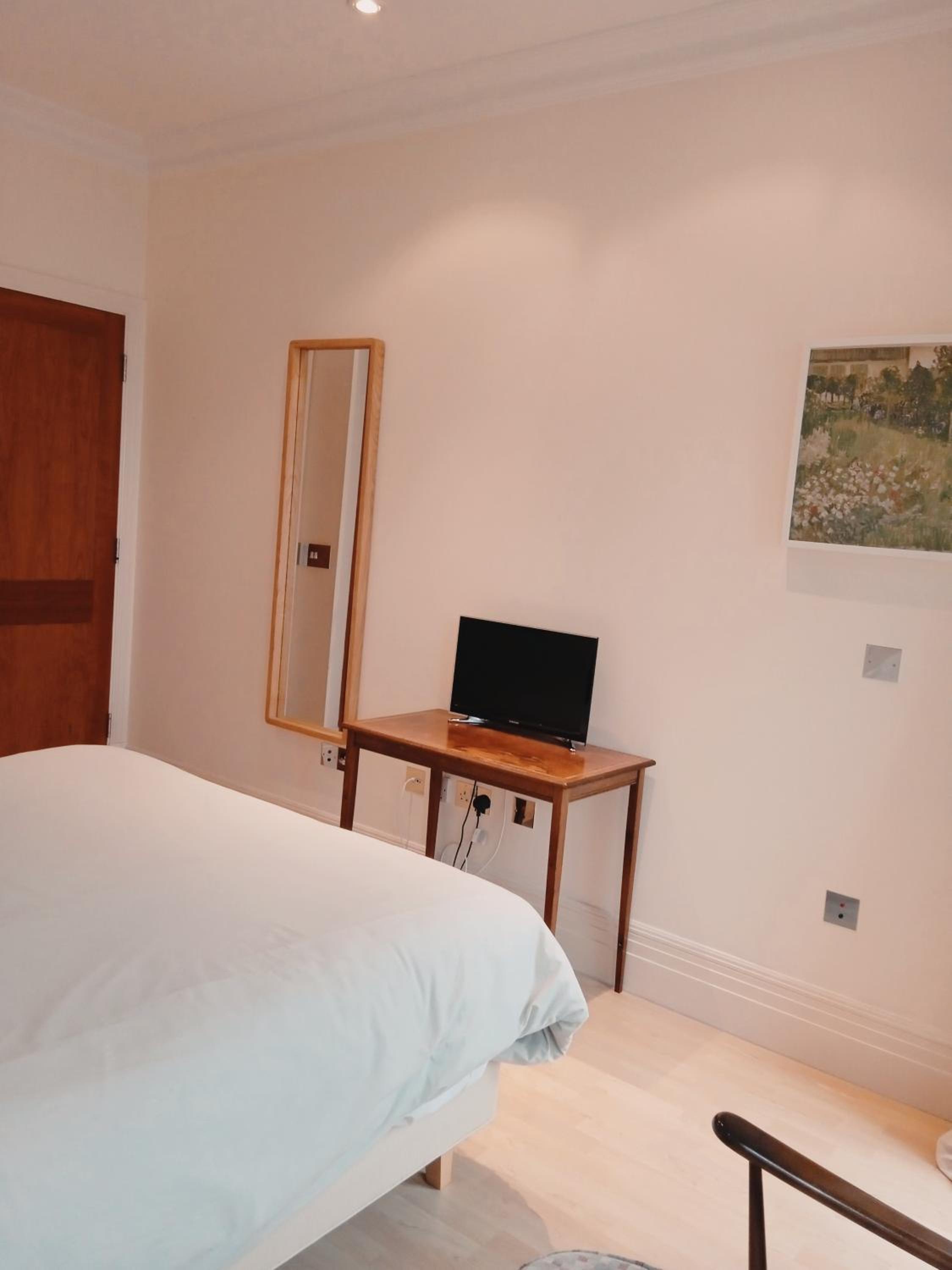 Beautiful apartment in Kew, Richmond London with Free Underground Parking Balcony