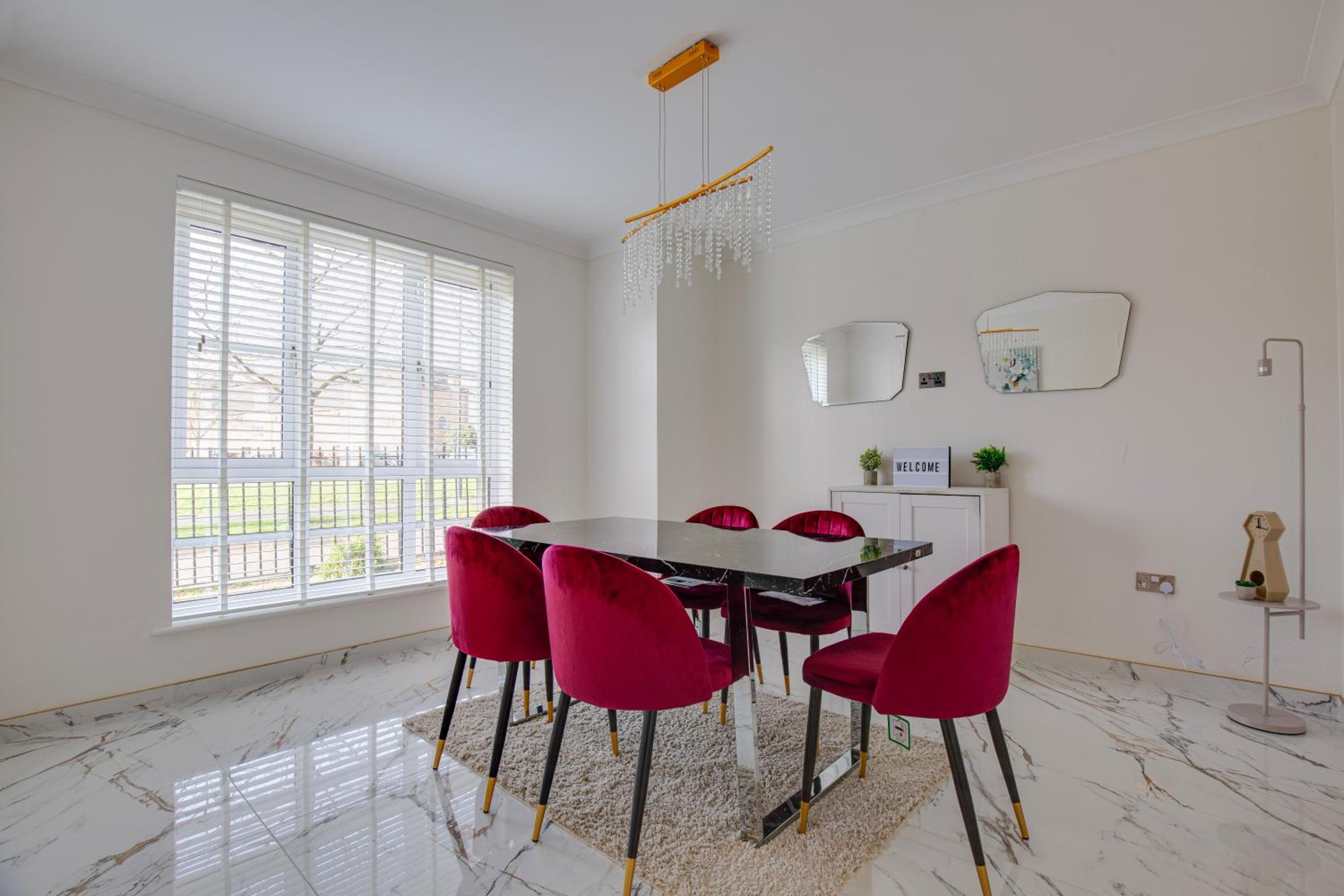 Modern 5 Bedroom House with Free Parking. Only 30 mins to Bond Street view 5