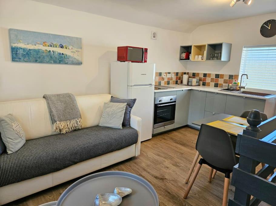 The Hayloft, Bijou & Cosy, Porthtowan beach 2 miles view 3
