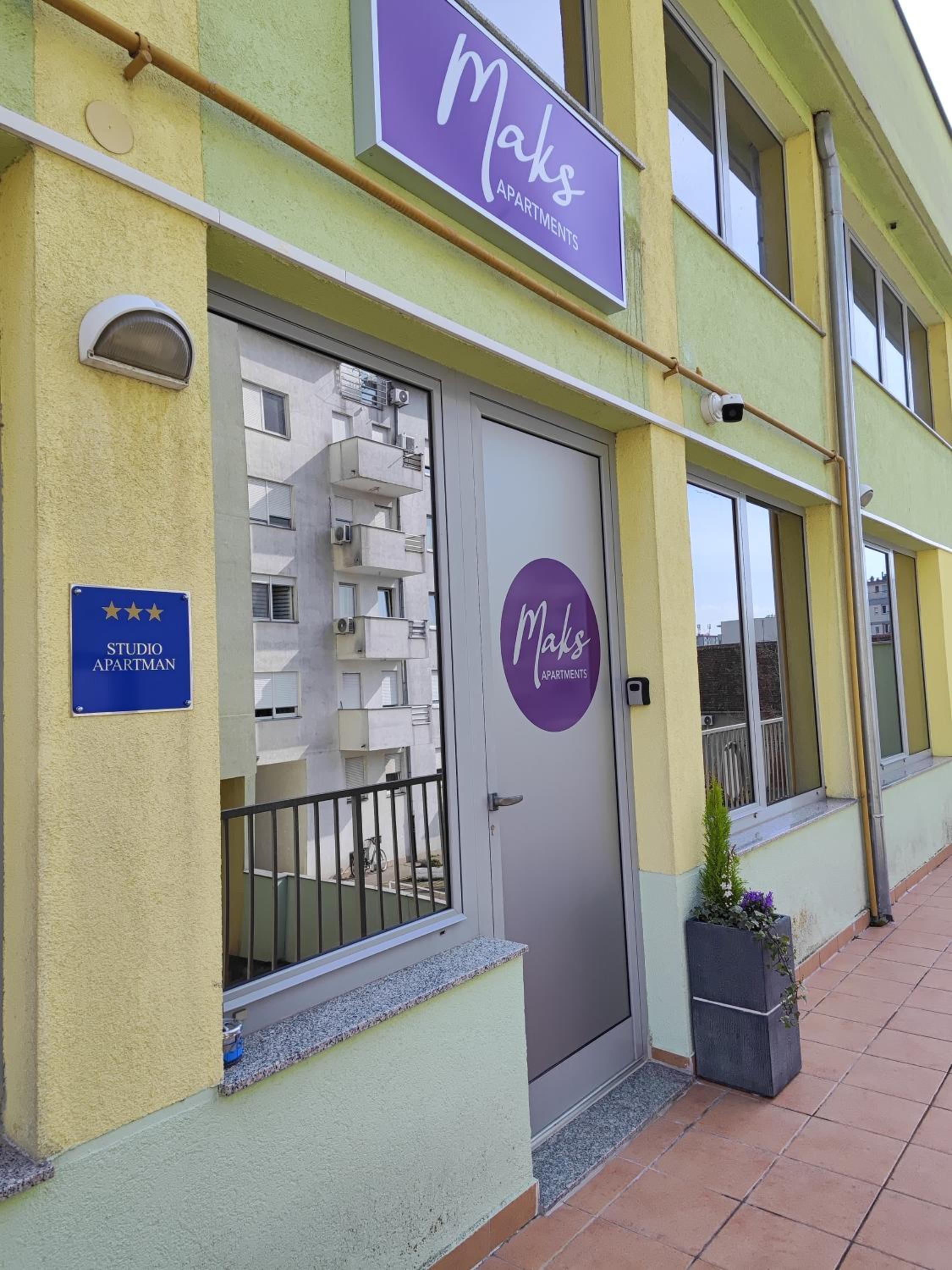 MAKS Osijek Center, self check in, free parking