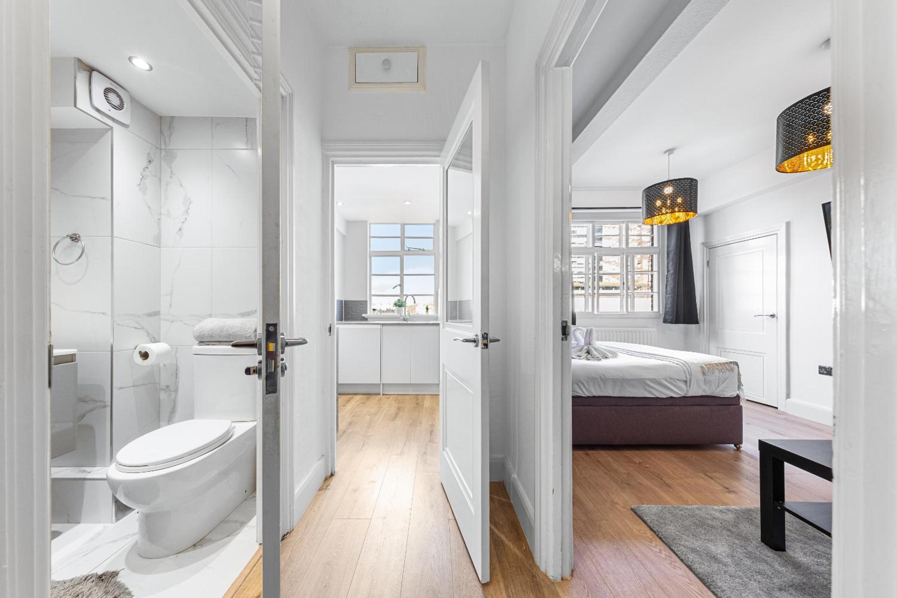 1 BR Apt By Regal Realms Short Lets & Serviced Accommodation Central London 2 Mins from Paddington Station