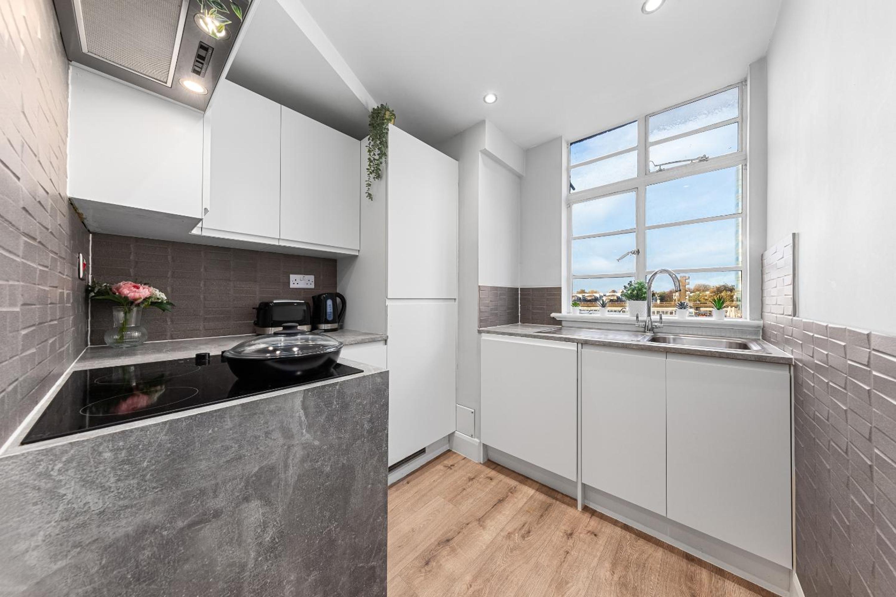 1 BR Apt By Regal Realms Short Lets & Serviced Accommodation Central London 2 Mins from Paddington Station