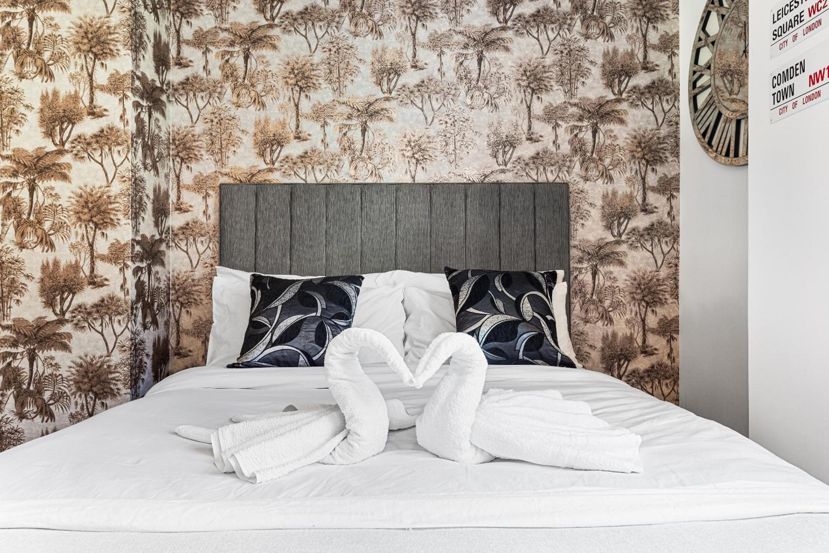1 BR Apt By Regal Realms Short Lets & Serviced Accommodation Central London 2 Mins from Paddington Station