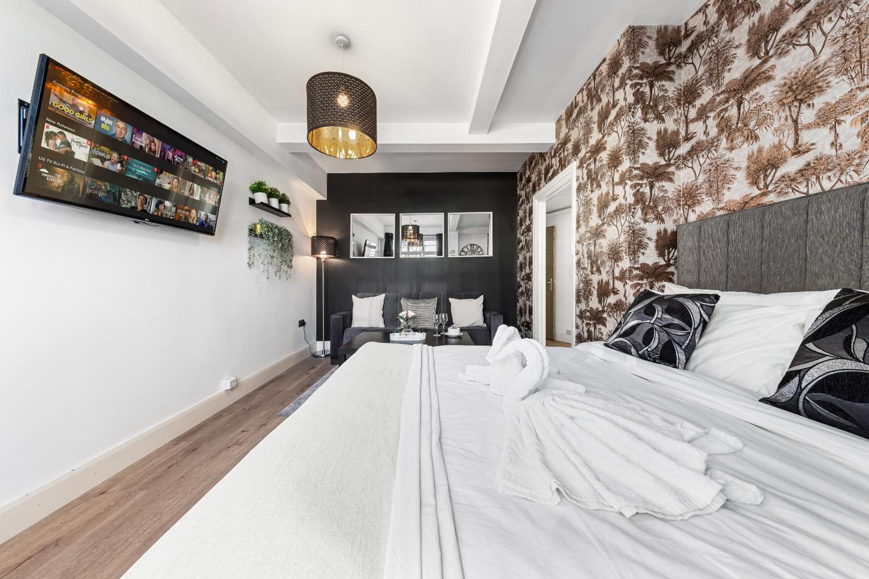 1 BR Apt By Regal Realms Short Lets & Serviced Accommodation Central London 2 Mins from Paddington Station