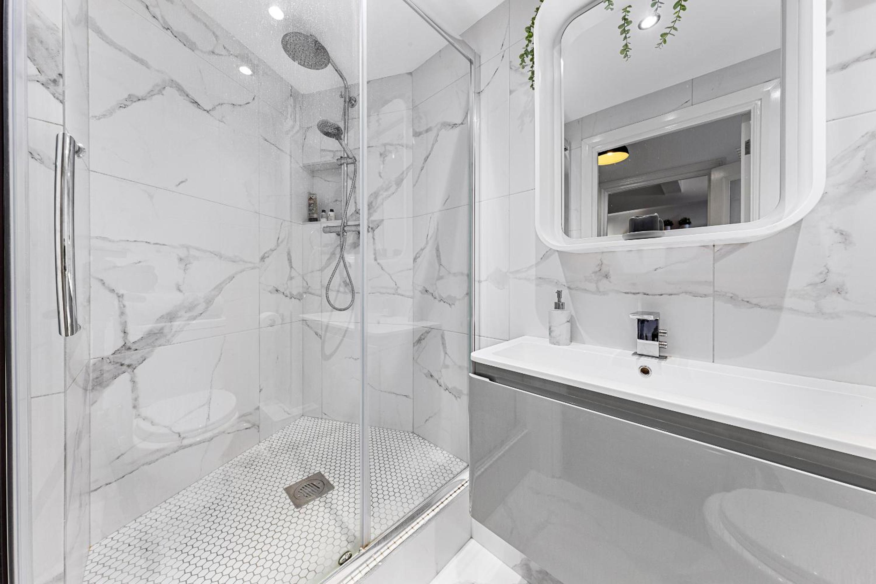 1 BR Apt By Regal Realms Short Lets & Serviced Accommodation Central London 2 Mins from Paddington Station