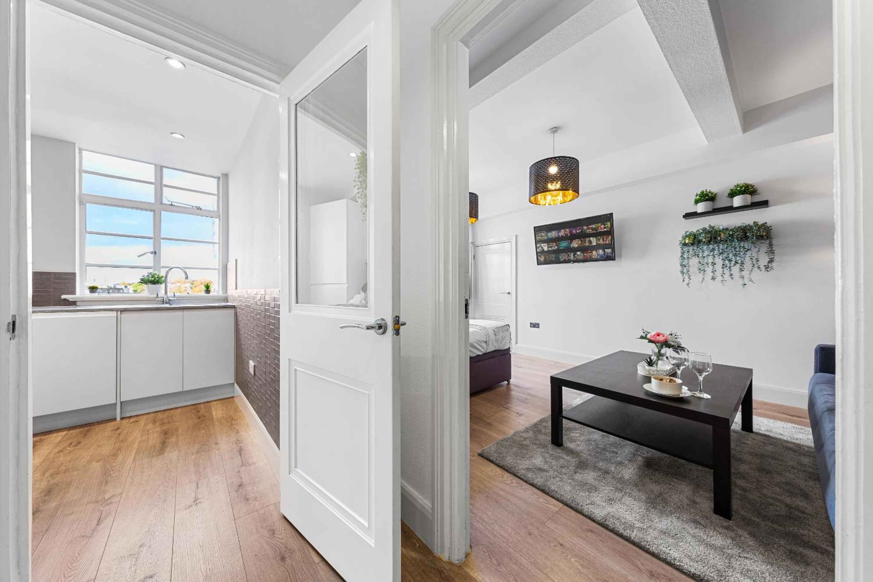 1 BR Apt By Regal Realms Short Lets & Serviced Accommodation Central London 2 Mins from Paddington Station