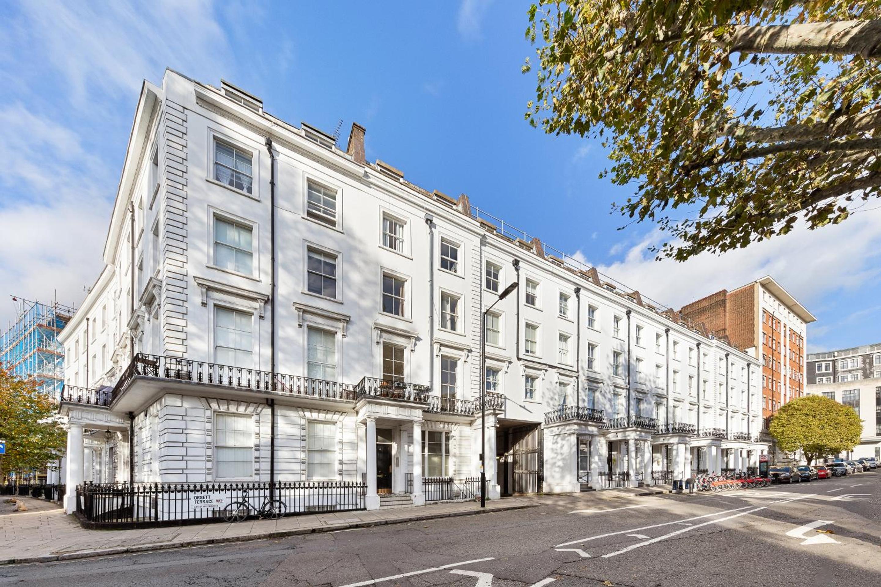 1 BR Apt By Regal Realms Short Lets & Serviced Accommodation Central London 2 Mins from Paddington Station