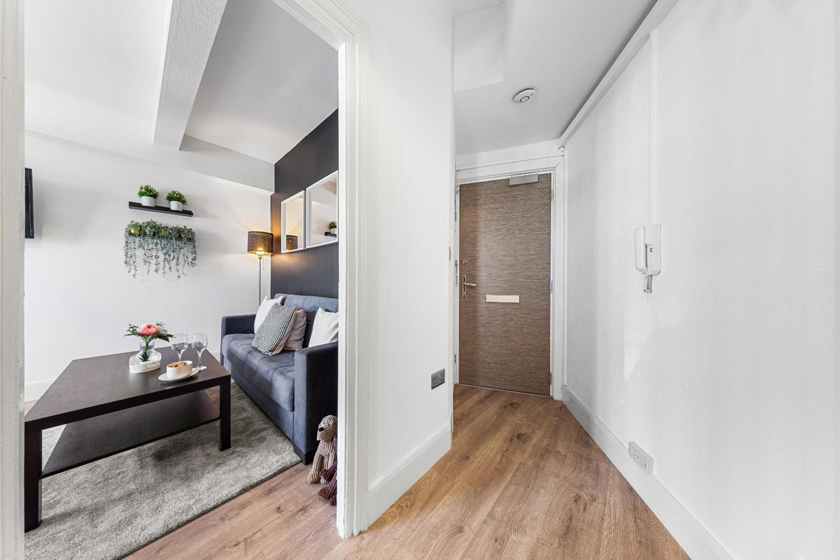 1 BR Apt By Regal Realms Short Lets & Serviced Accommodation Central London 2 Mins from Paddington Station