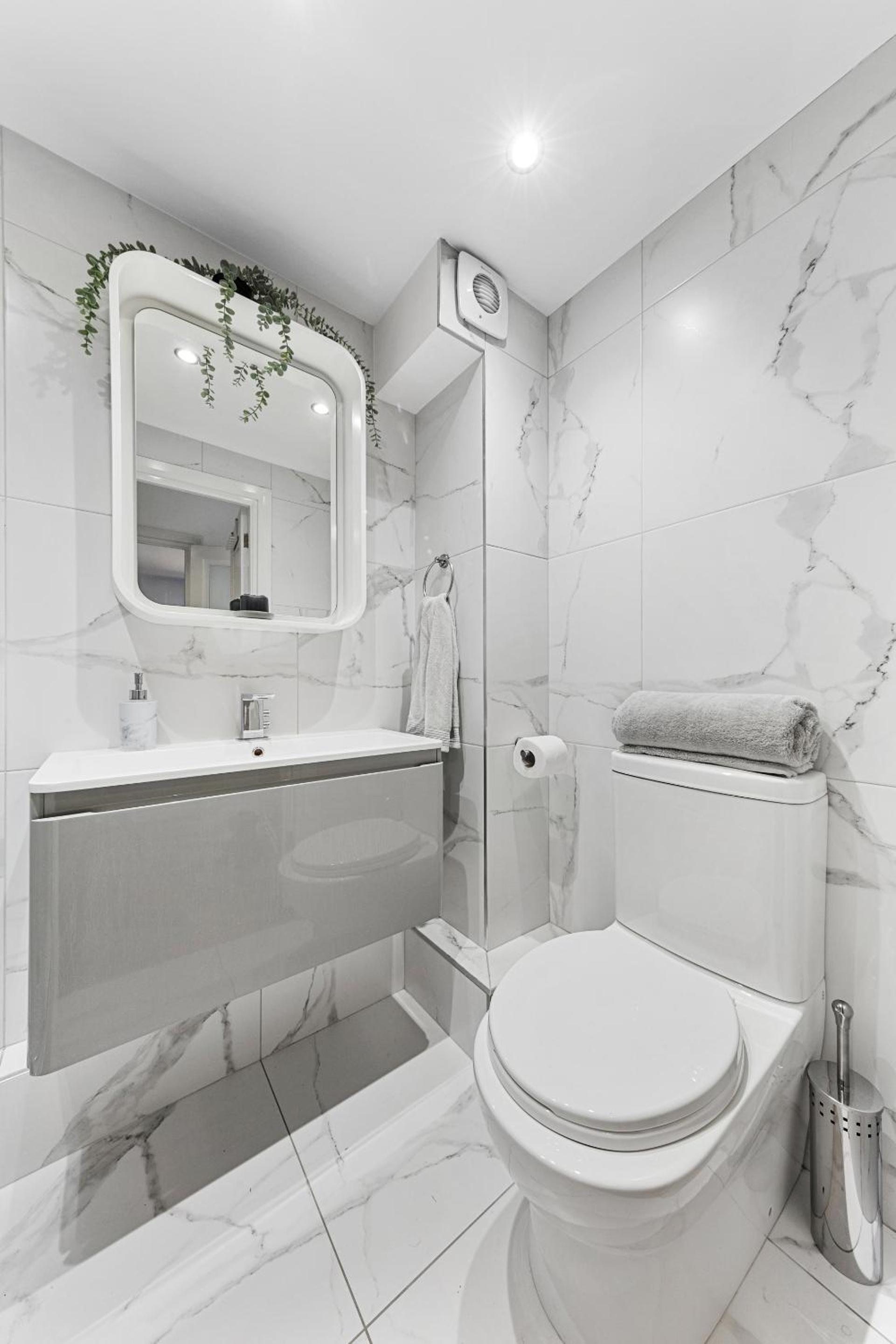 1 BR Apt By Regal Realms Short Lets & Serviced Accommodation Central London 2 Mins from Paddington Station