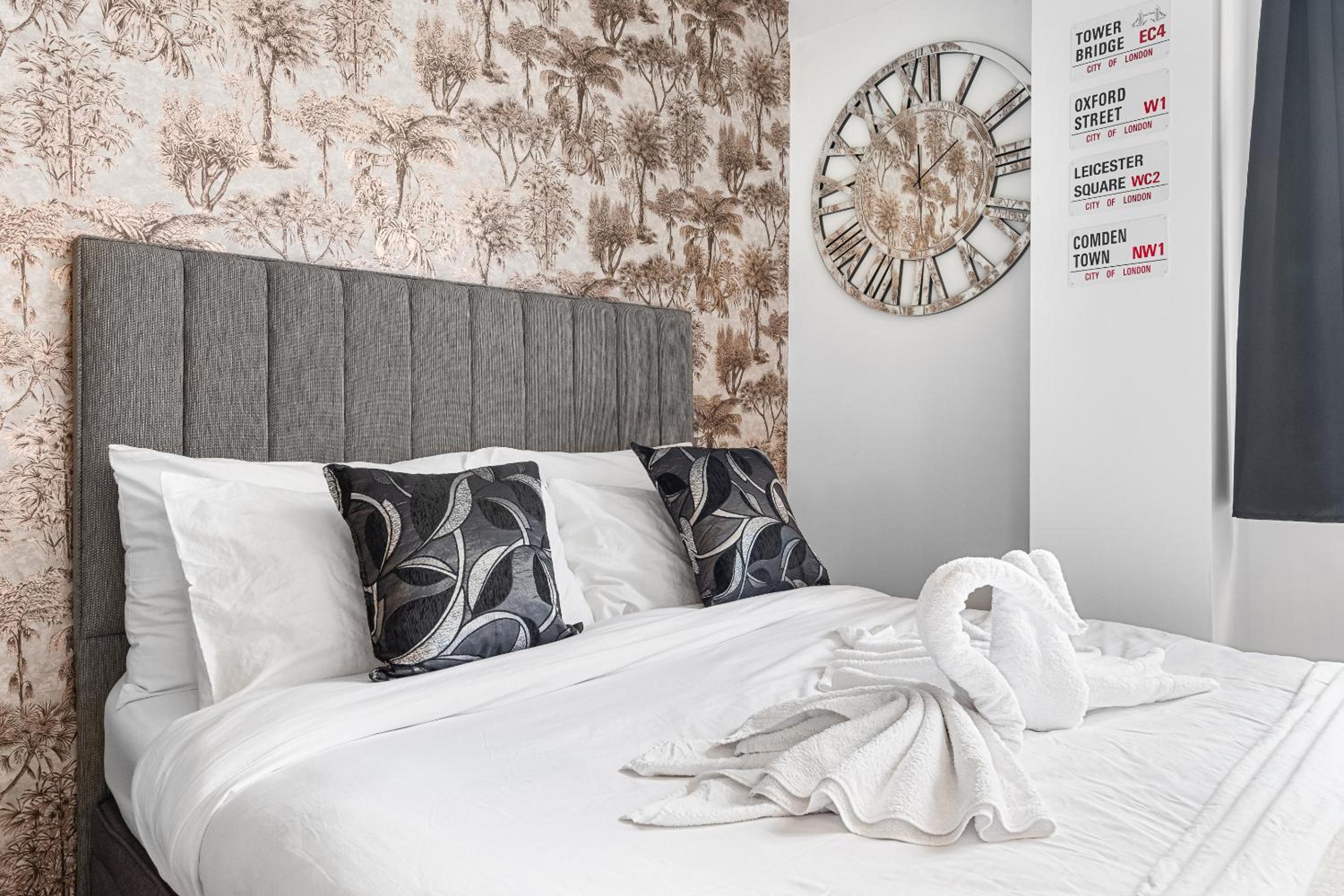 1 BR Apt By Regal Realms Short Lets & Serviced Accommodation Central London 2 Mins from Paddington Station