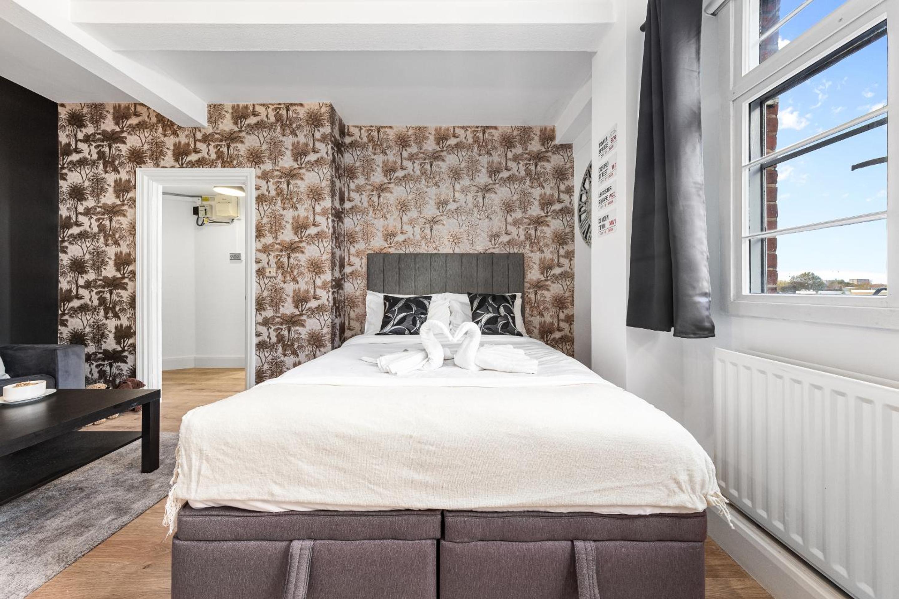 1 BR Apt By Regal Realms Short Lets & Serviced Accommodation Central London 2 Mins from Paddington Station