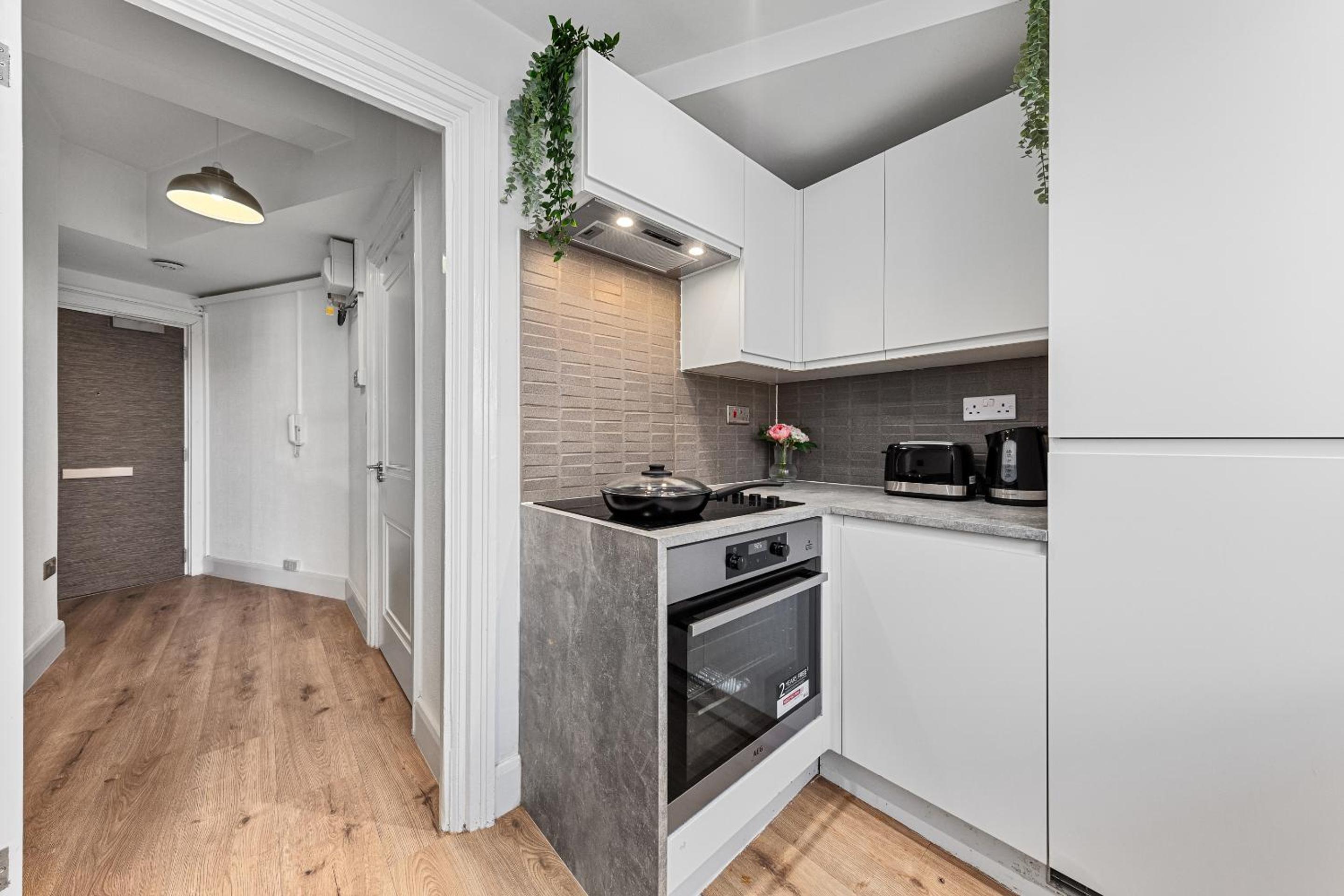 1 BR Apt By Regal Realms Short Lets & Serviced Accommodation Central London 2 Mins from Paddington Station