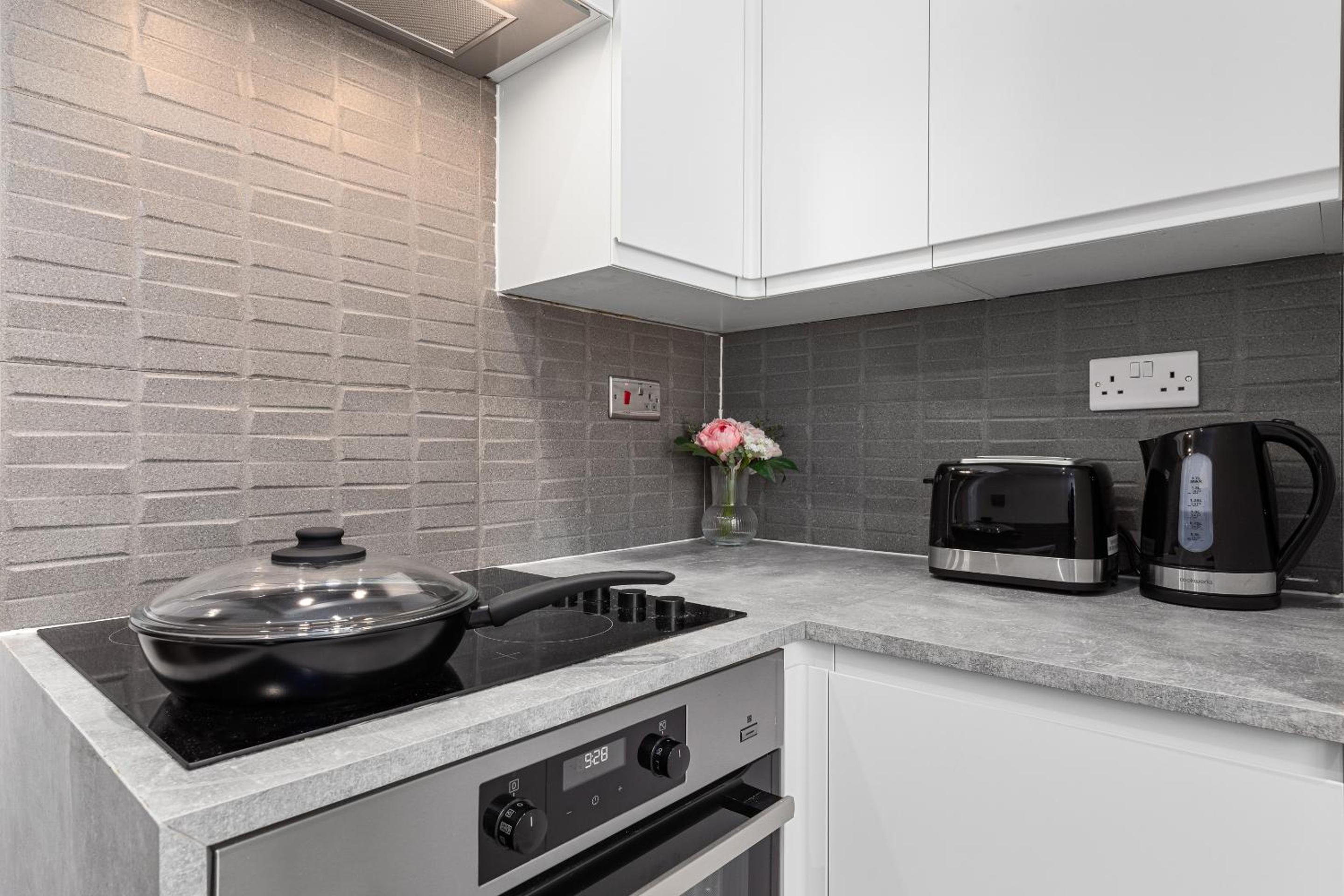 1 BR Apt By Regal Realms Short Lets & Serviced Accommodation Central London 2 Mins from Paddington Station