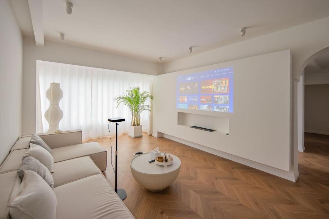 Shanghai Hills & Serendipity Family Homestay with 3 Bedrooms Near Line4&8 South Xizang Rd