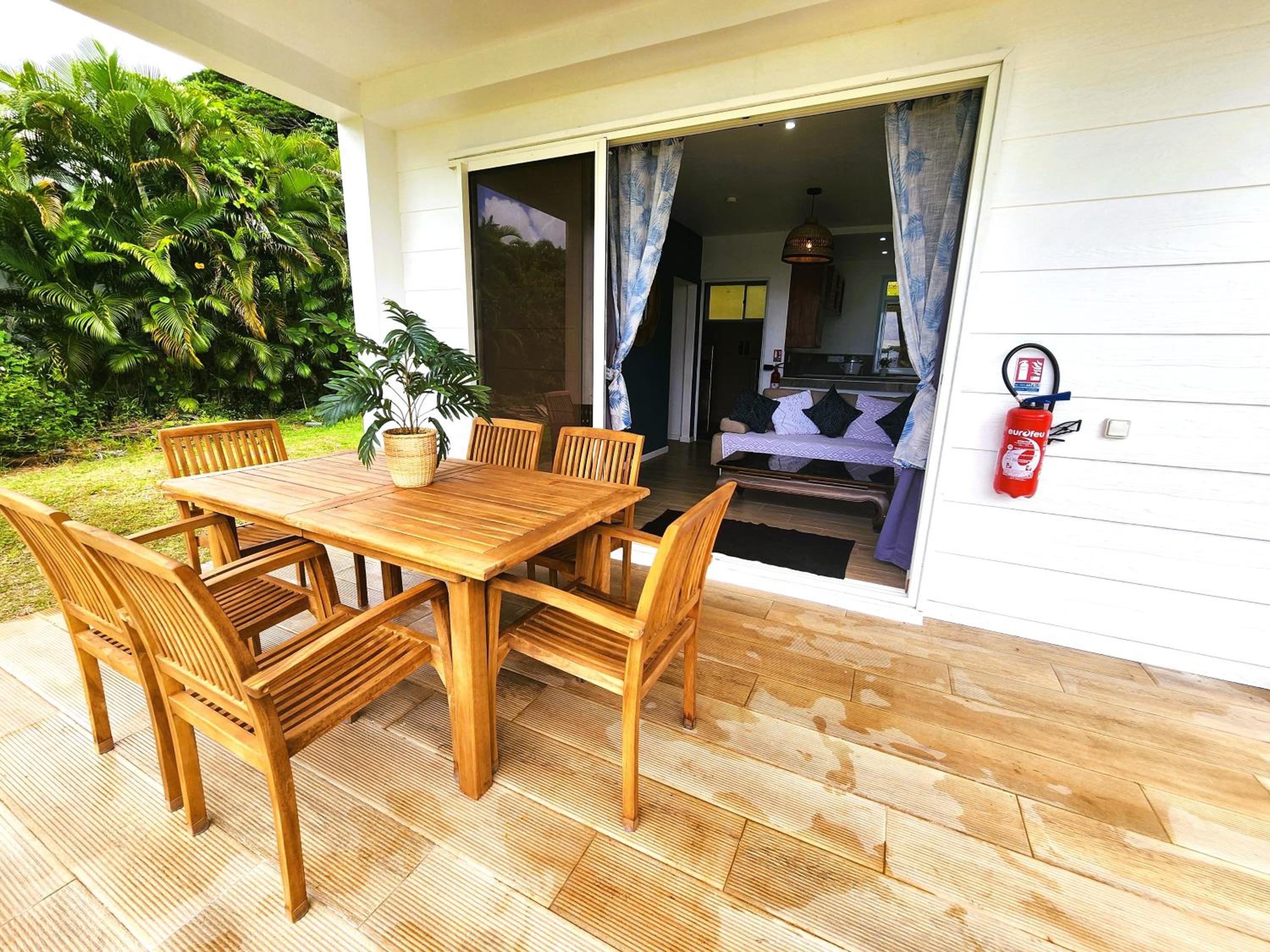 Duplex en bord de mer Fare Tahitea Pension view 2