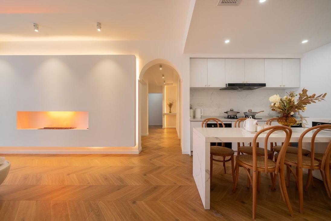 Shanghai Hills & Serendipity Family Homestay with 3 Bedrooms Near Line4&8 South Xizang Rd