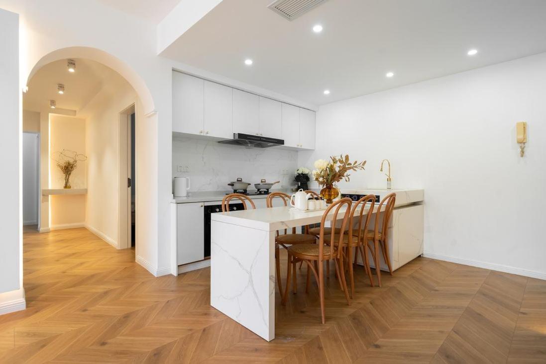 Shanghai Hills & Serendipity Family Homestay with 3 Bedrooms Near Line4&8 South Xizang Rd