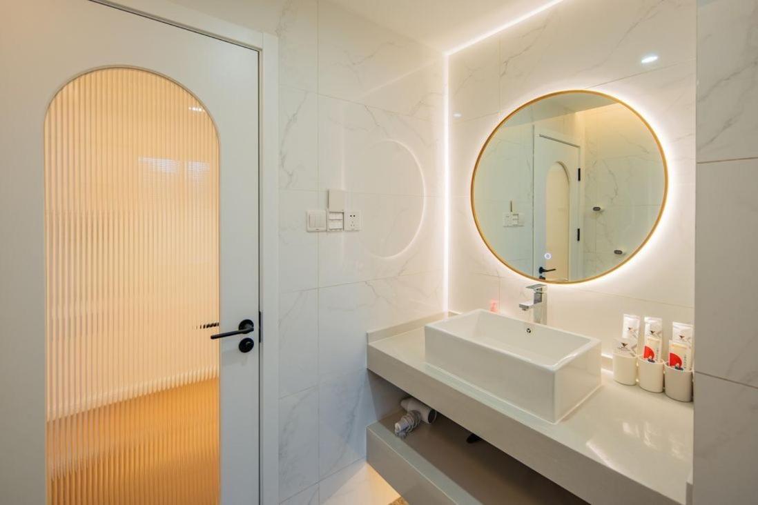 Shanghai Hills & Serendipity Family Homestay with 3 Bedrooms Near Line4&8 South Xizang Rd