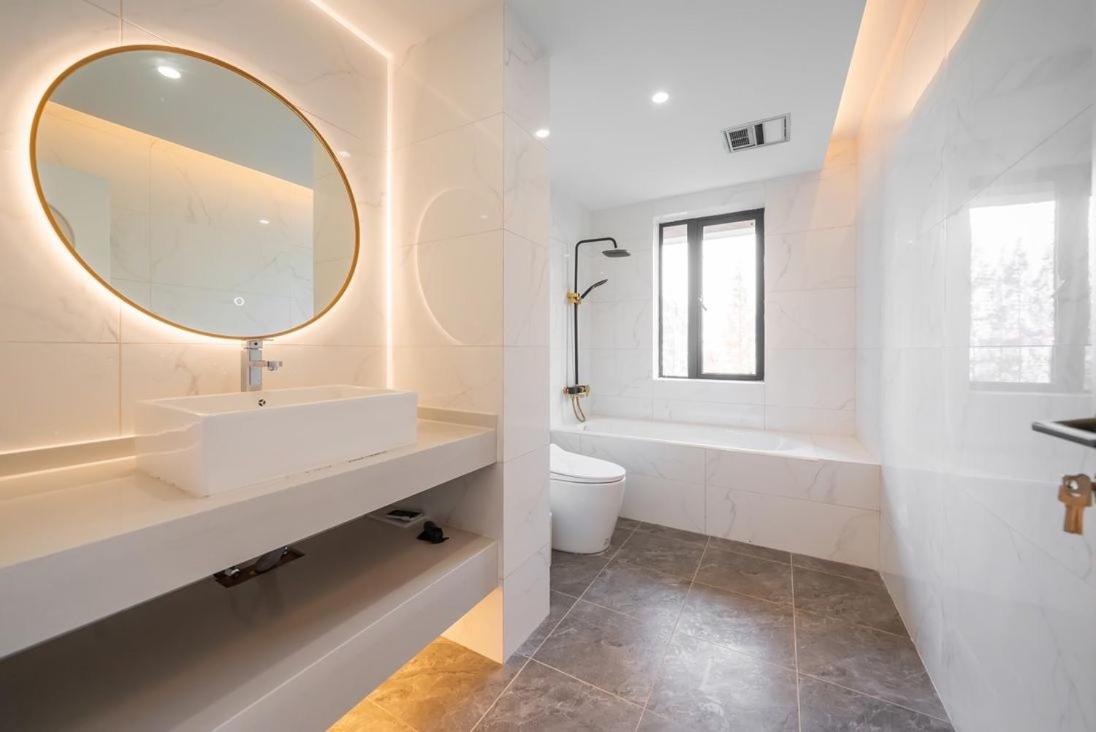 Shanghai Hills & Serendipity Family Homestay with 3 Bedrooms Near Line4&8 South Xizang Rd