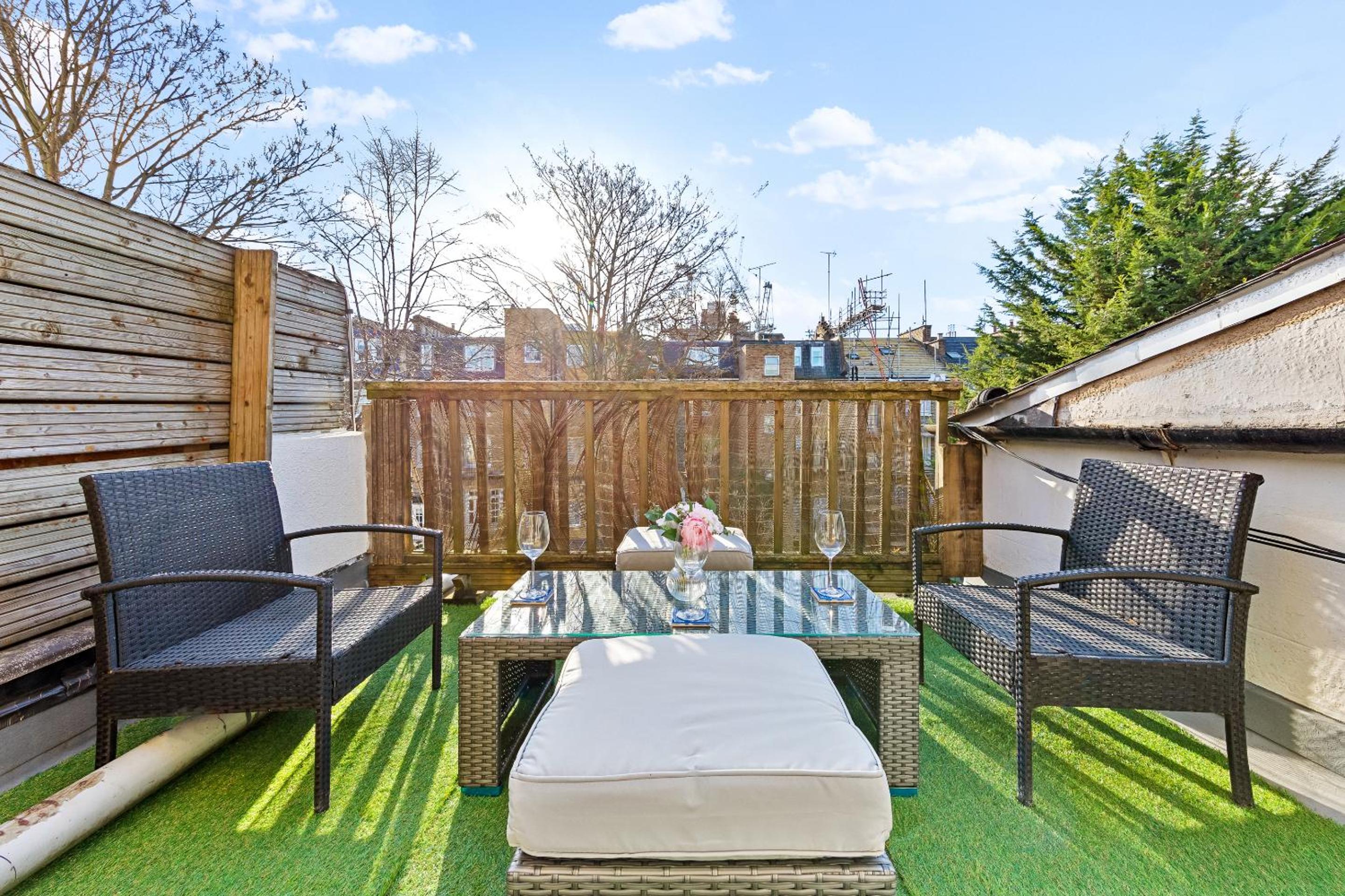 Balcony Blue Theme 1 Bedroom Central London Luxury Flat Near Hyde Park! Accommodates up to 6! Double Sofa Bed and Next to Station!