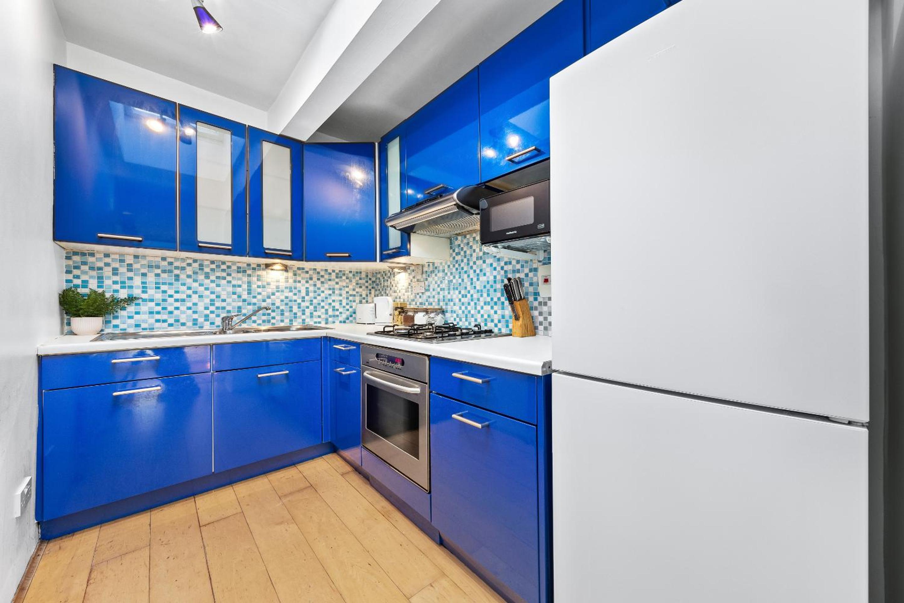Balcony Blue Theme 1 Bedroom Central London Luxury Flat Near Hyde Park! Accommodates up to 6! Double Sofa Bed and Next to Station!