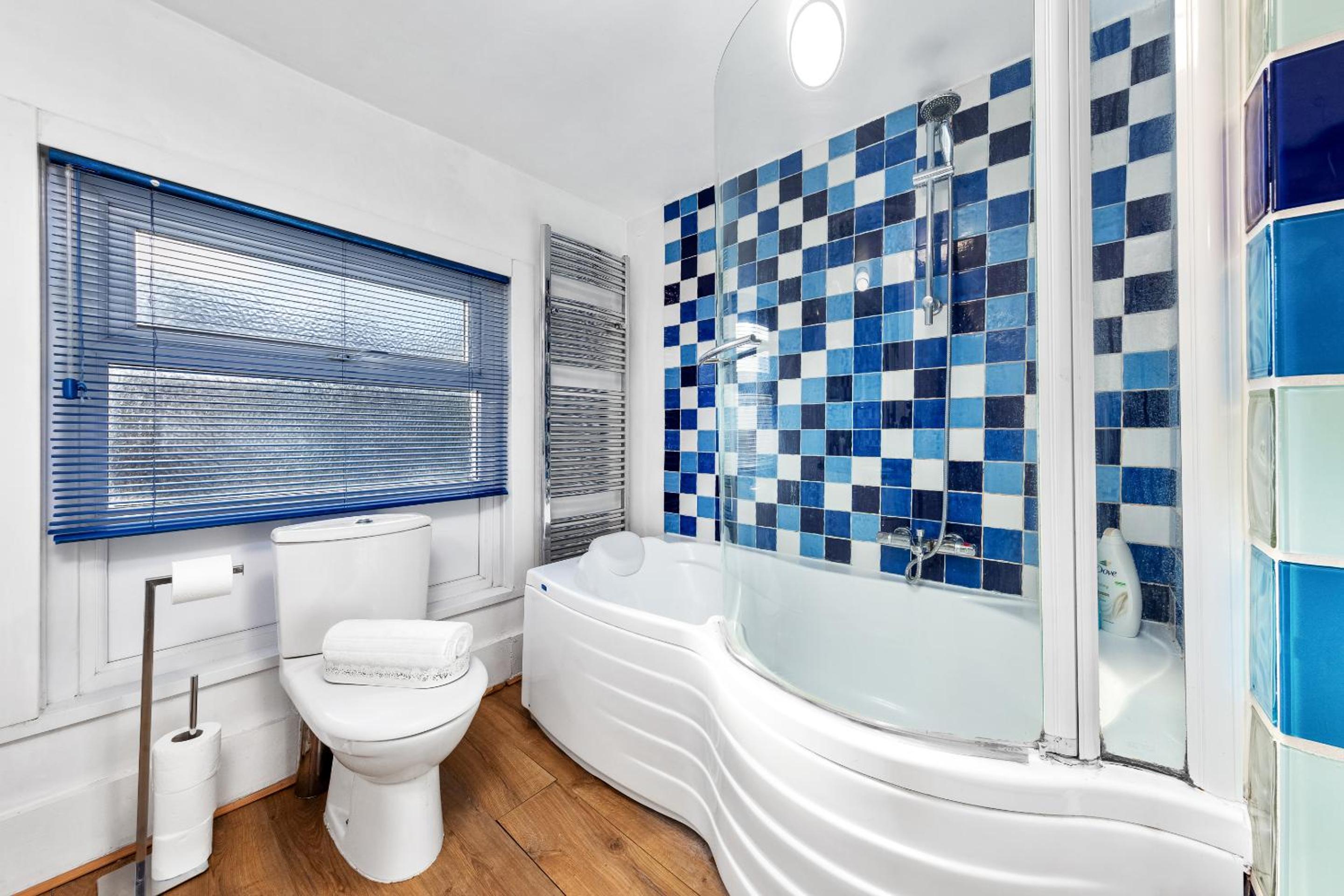 Balcony Blue Theme 1 Bedroom Central London Luxury Flat Near Hyde Park! Accommodates up to 6! Double Sofa Bed and Next to Station!