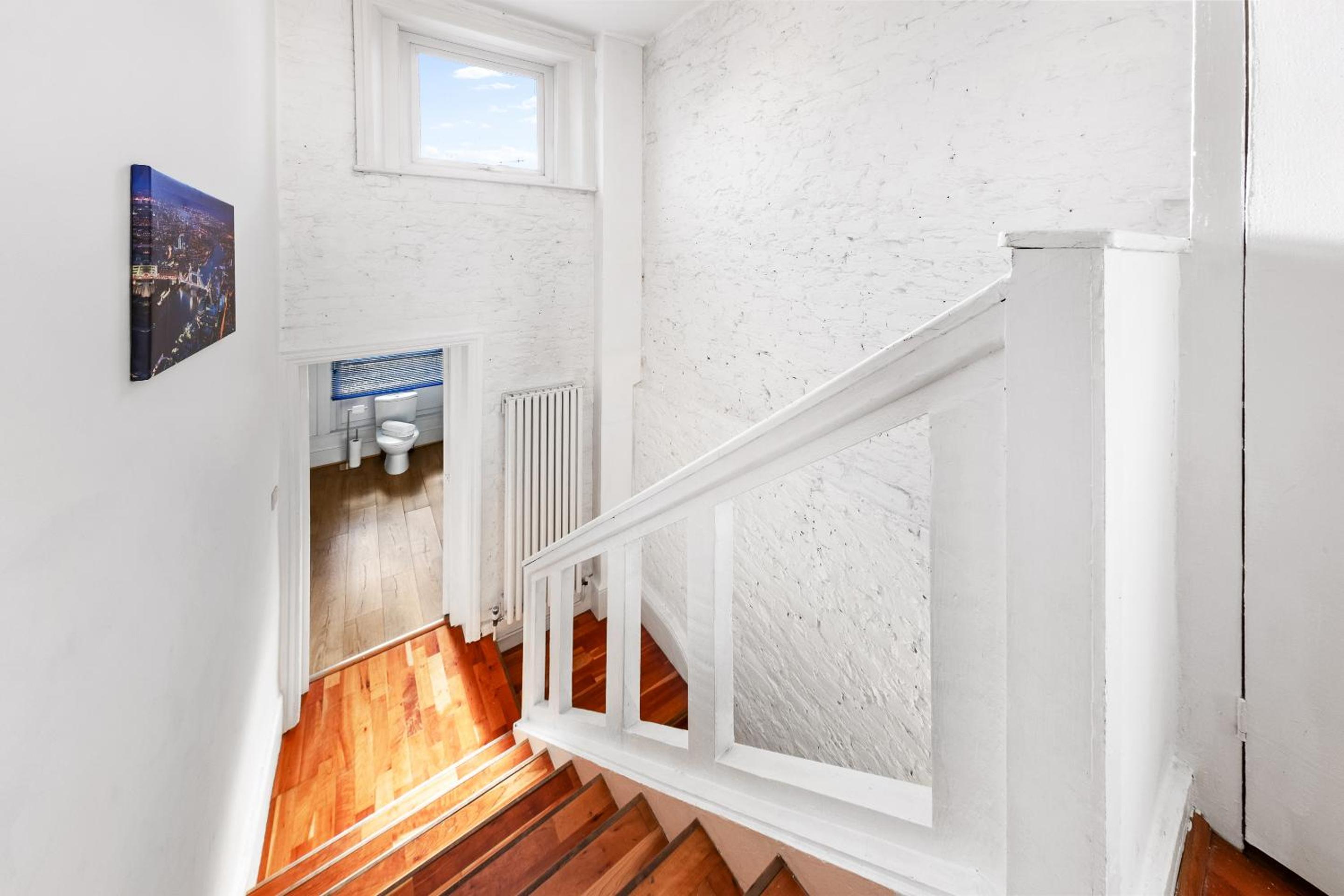Balcony Blue Theme 1 Bedroom Central London Luxury Flat Near Hyde Park! Accommodates up to 6! Double Sofa Bed and Next to Station!