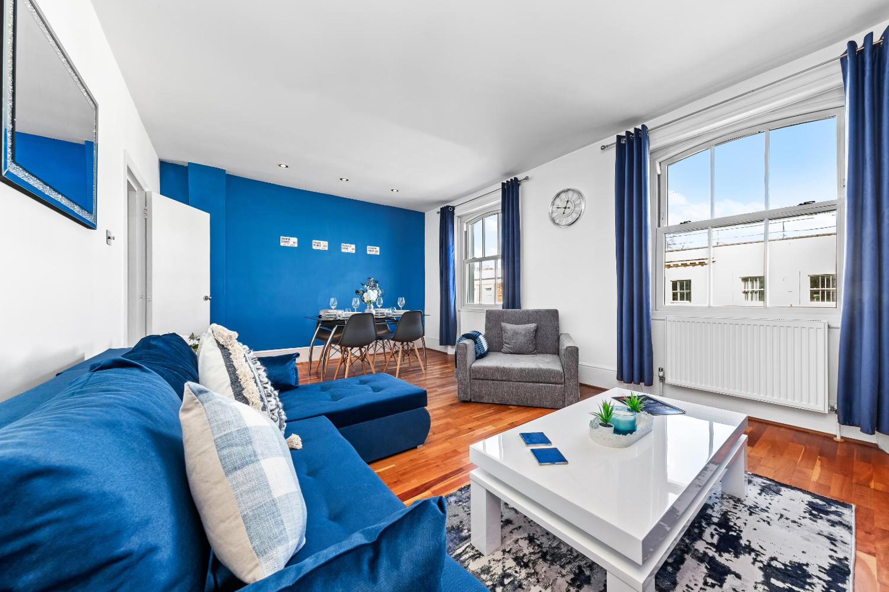 Balcony Blue Theme 1 Bedroom Central London Luxury Flat Near Hyde Park! Accommodates up to 6! Double Sofa Bed and Next to Station!