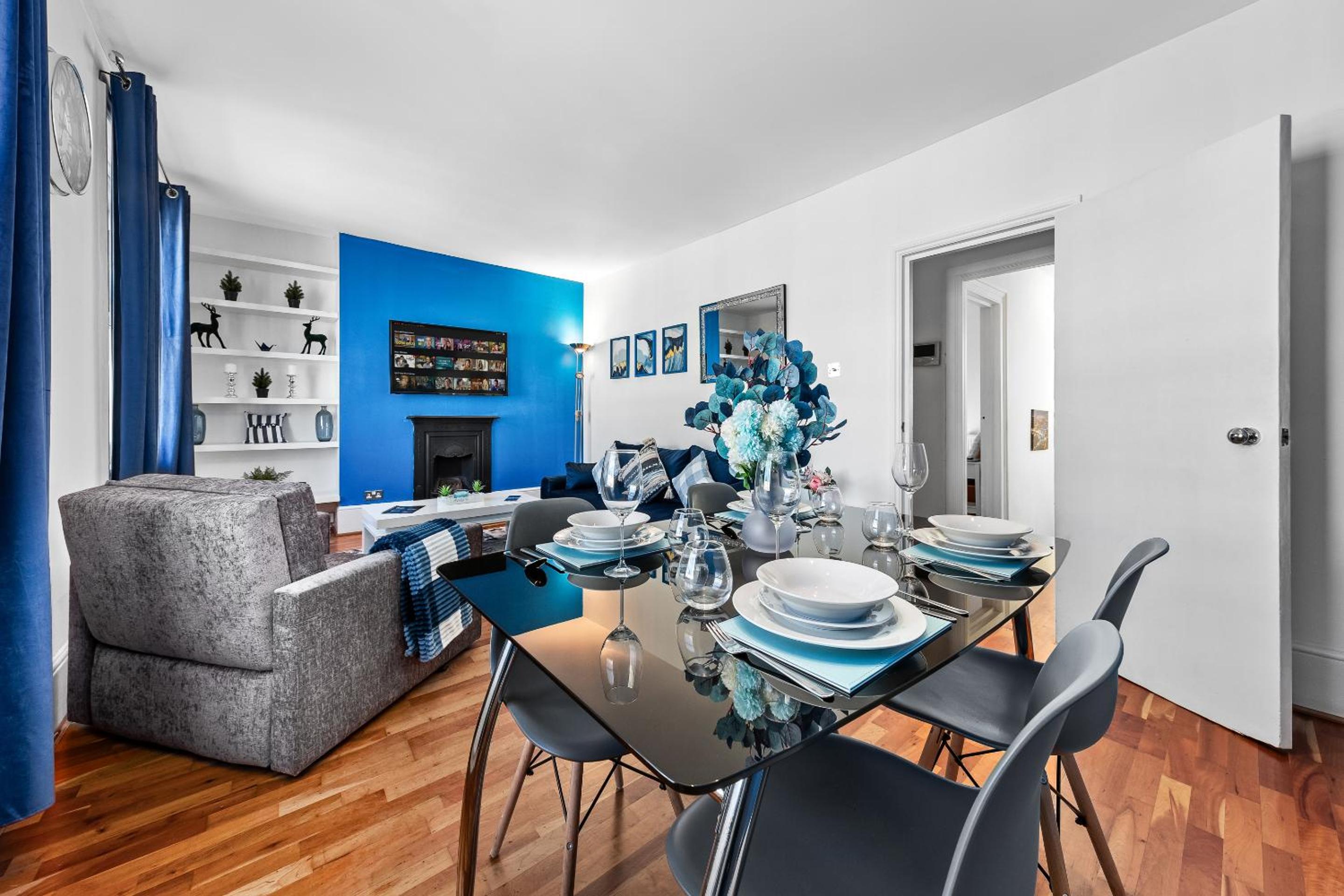 Balcony Blue Theme 1 Bedroom Central London Luxury Flat Near Hyde Park! Accommodates up to 6! Double Sofa Bed and Next to Station!