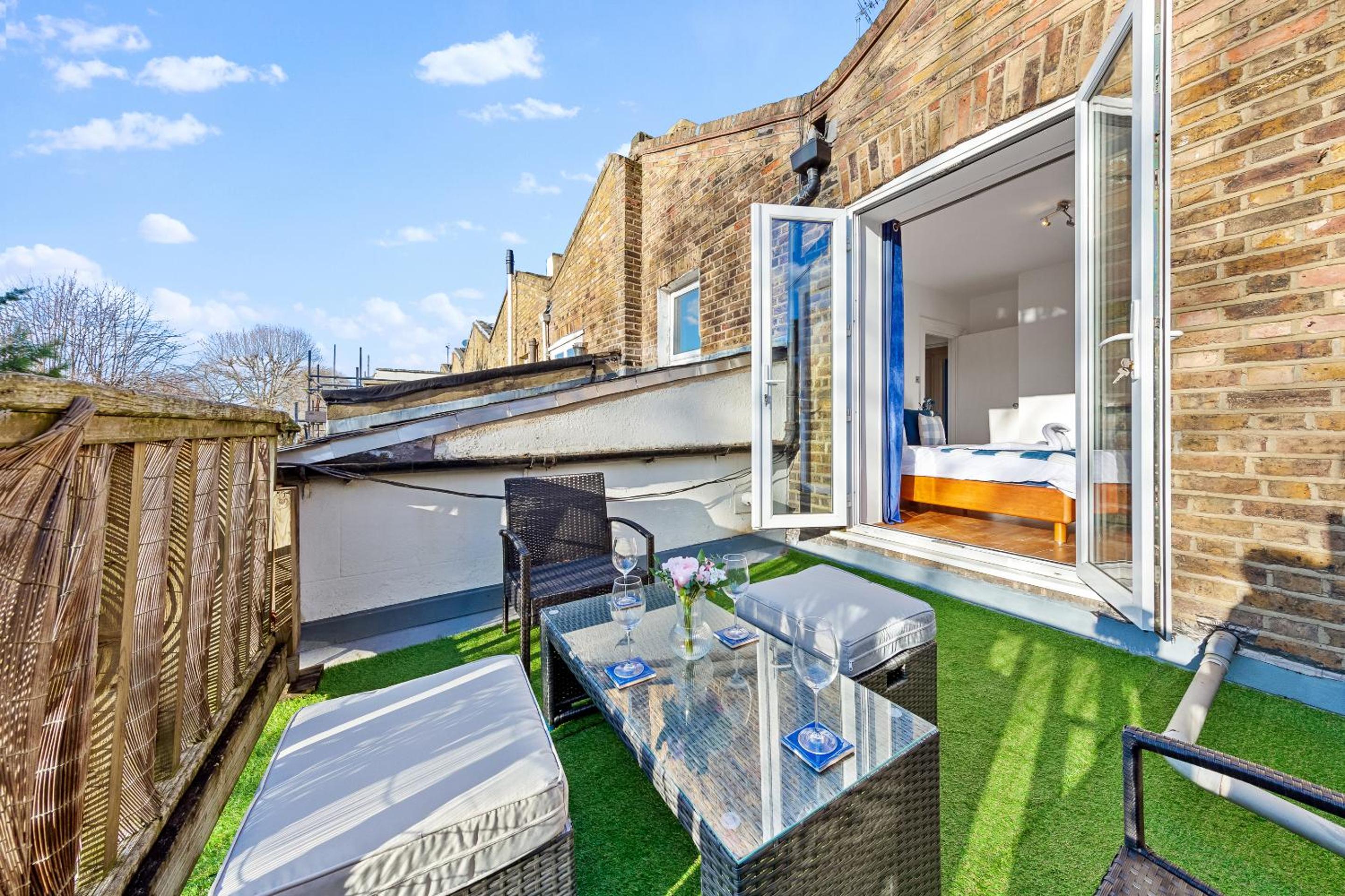 Balcony Blue Theme 1 Bedroom Central London Luxury Flat Near Hyde Park! Accommodates up to 6! Double Sofa Bed and Next to Station!