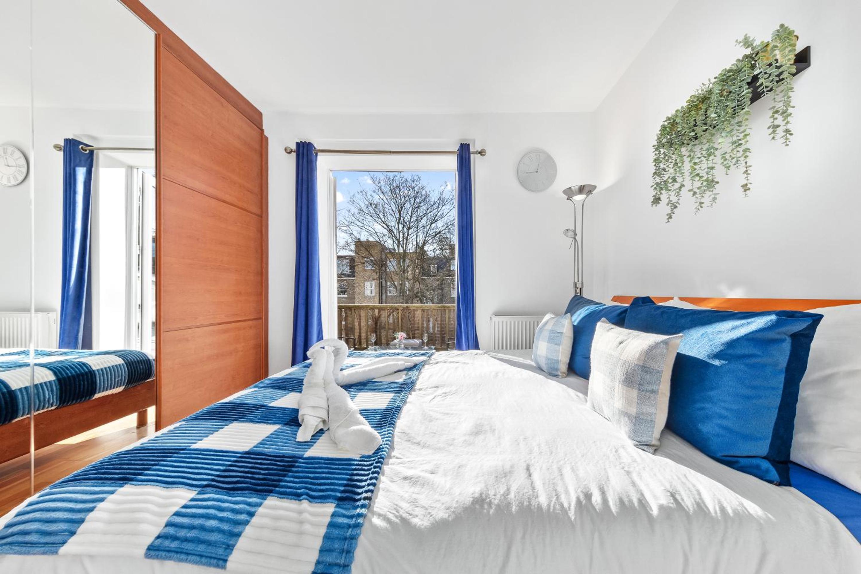 Balcony Blue Theme 1 Bedroom Central London Luxury Flat Near Hyde Park! Accommodates up to 6! Double Sofa Bed and Next to Station!