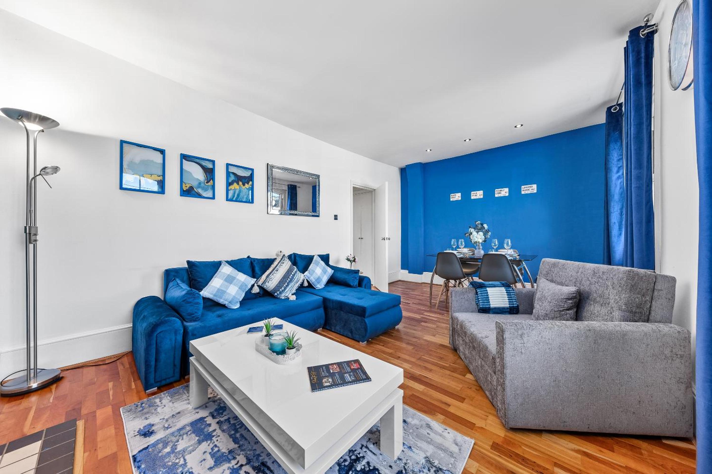 Balcony Blue Theme 1 Bedroom Central London Luxury Flat Near Hyde Park! Accommodates up to 6! Double Sofa Bed and Next to Station!