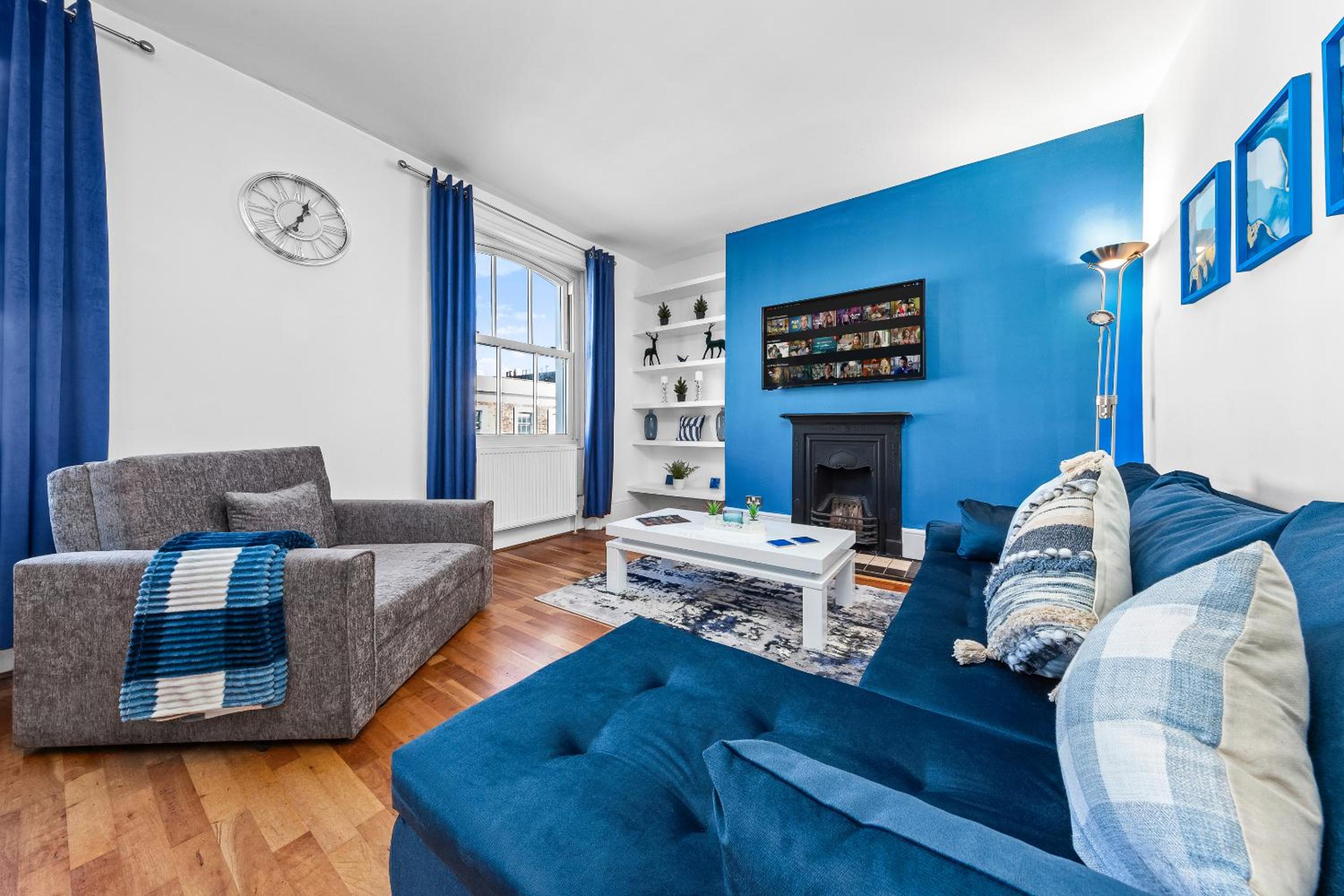 Balcony Blue Theme 1 Bedroom Central London Luxury Flat Near Hyde Park! Accommodates up to 6! Double Sofa Bed and Next to Station!