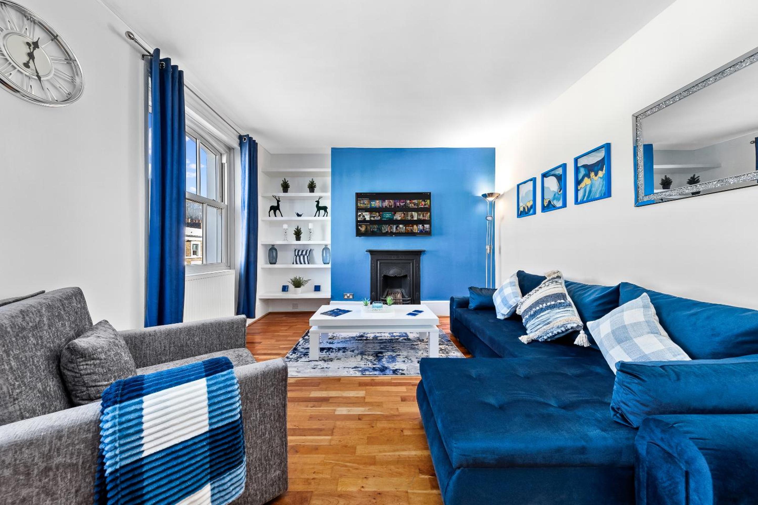 Balcony Blue Theme 1 Bedroom Central London Luxury Flat Near Hyde Park! Accommodates up to 6! Double Sofa Bed and Next to Station!