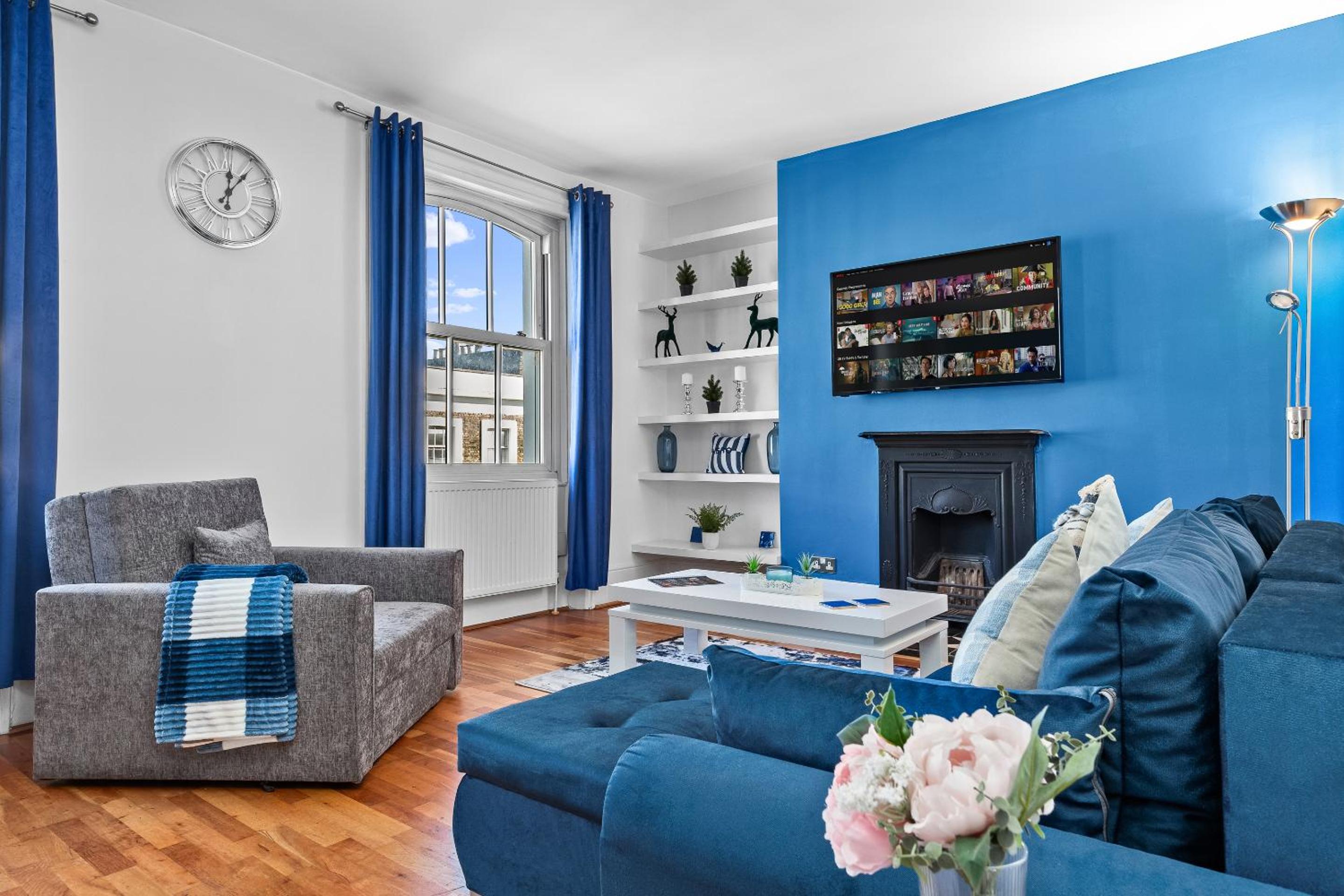 Balcony Blue Theme 1 Bedroom Central London Luxury Flat Near Hyde Park! Accommodates up to 6! Double Sofa Bed and Next to Station!