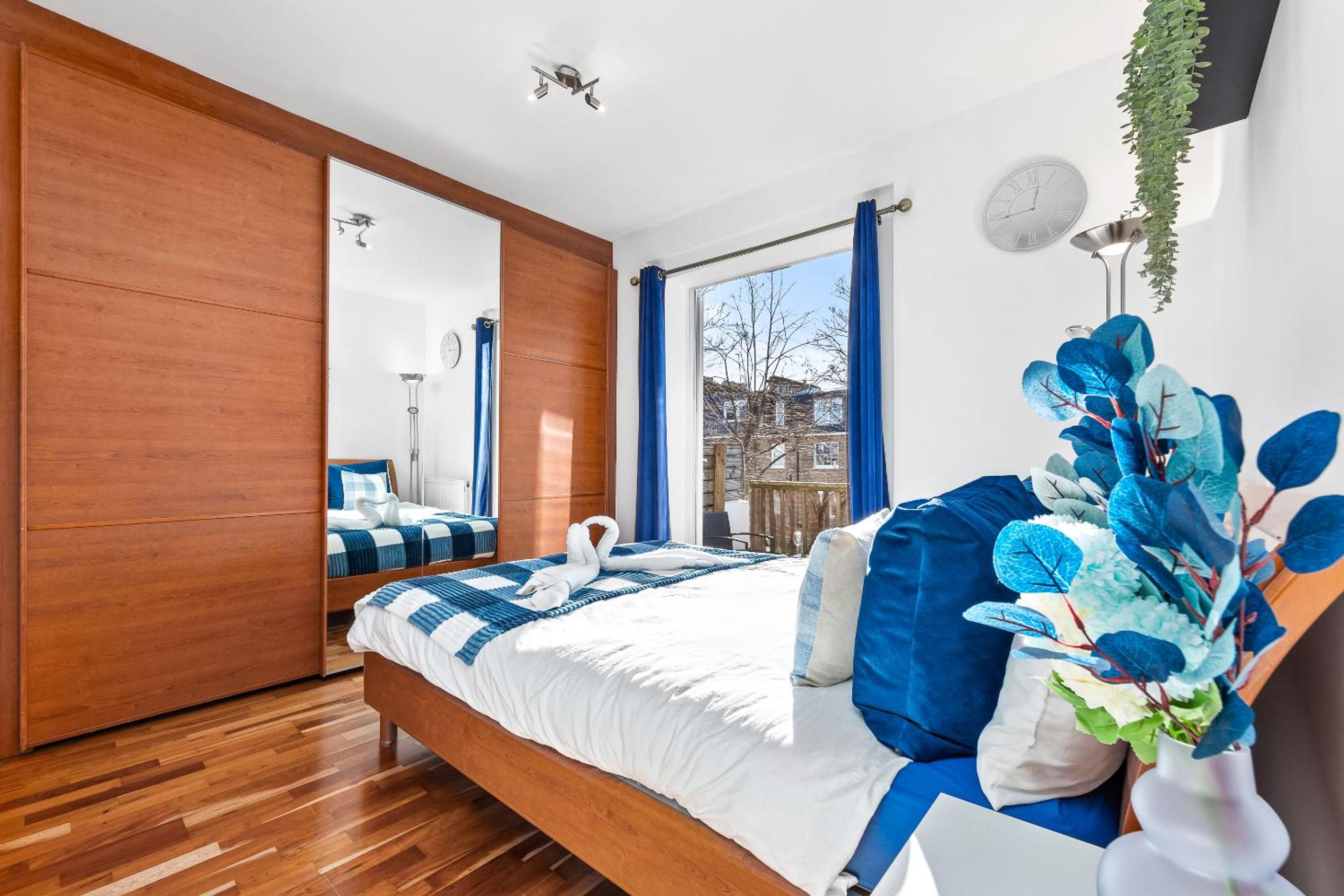 Balcony Blue Theme 1 Bedroom Central London Luxury Flat Near Hyde Park! Accommodates up to 6! Double Sofa Bed and Next to Station!