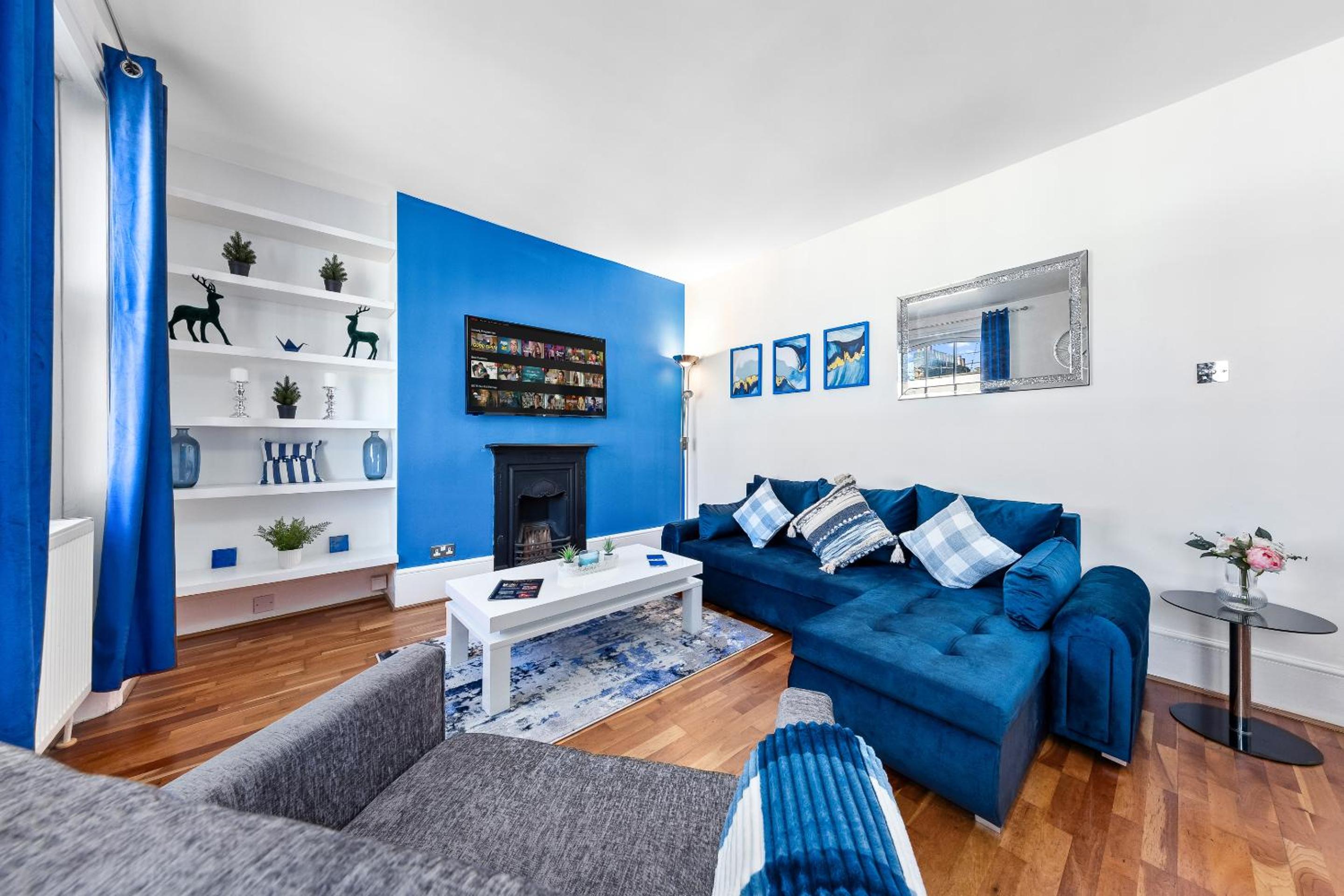 Balcony Blue Theme 1 Bedroom Central London Luxury Flat Near Hyde Park! Accommodates up to 6! Double Sofa Bed and Next to Station!